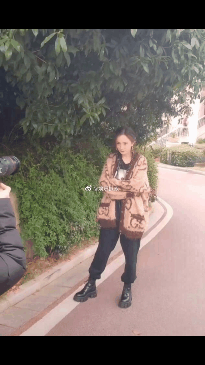 gif创作人# 杨幂路透生图,扎双马尾撅嘴卖萌,大脑门显突兀暴露年龄