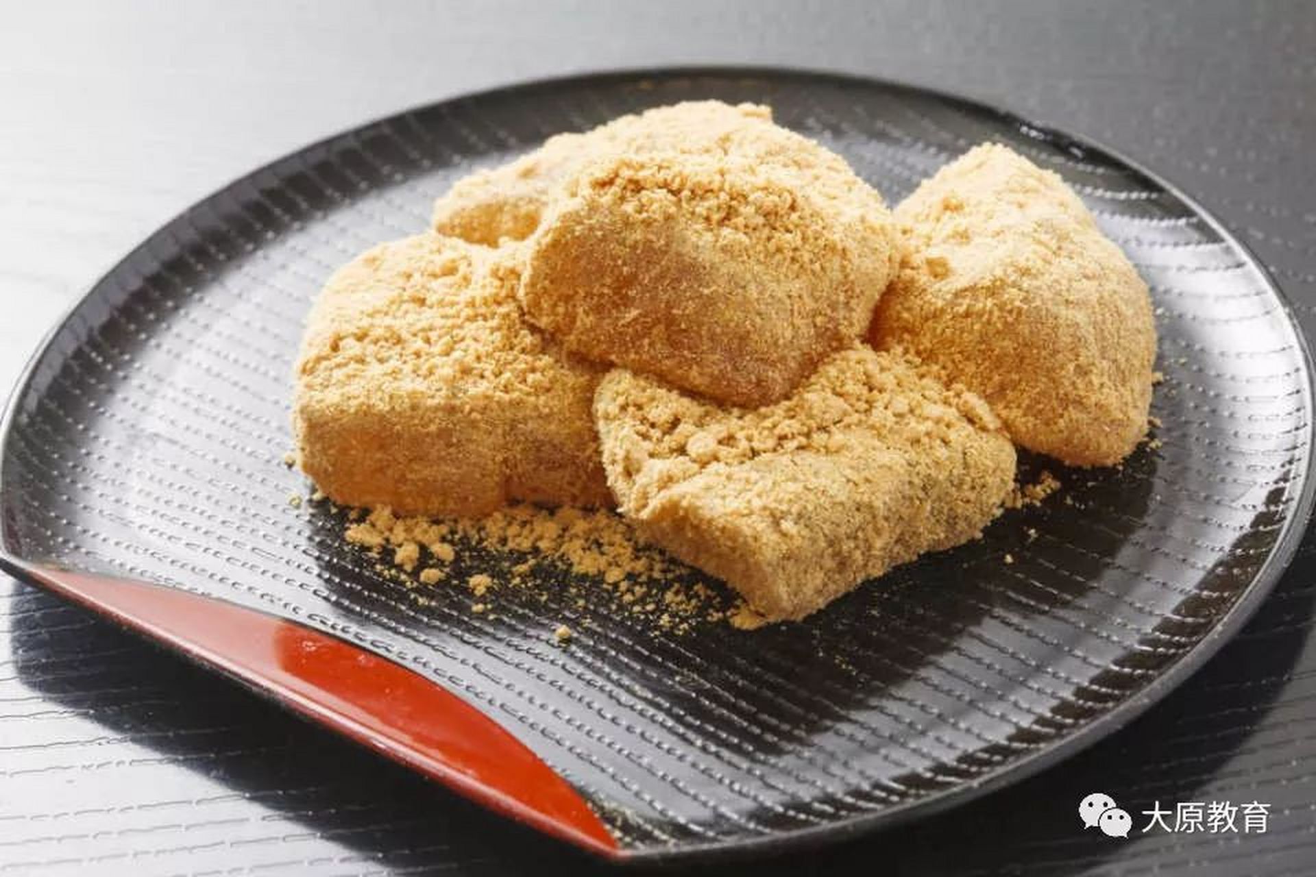 蕨菜糕起源于室町时代,它原来是用蕨菜根部淀粉做成的糕点,亮闪闪的