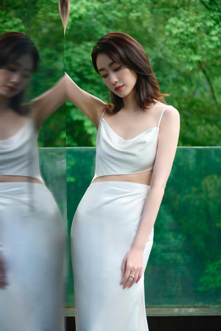 张小斐一袭白色露背绸长裙写真,衬托出极优的身材,时尚感满分
