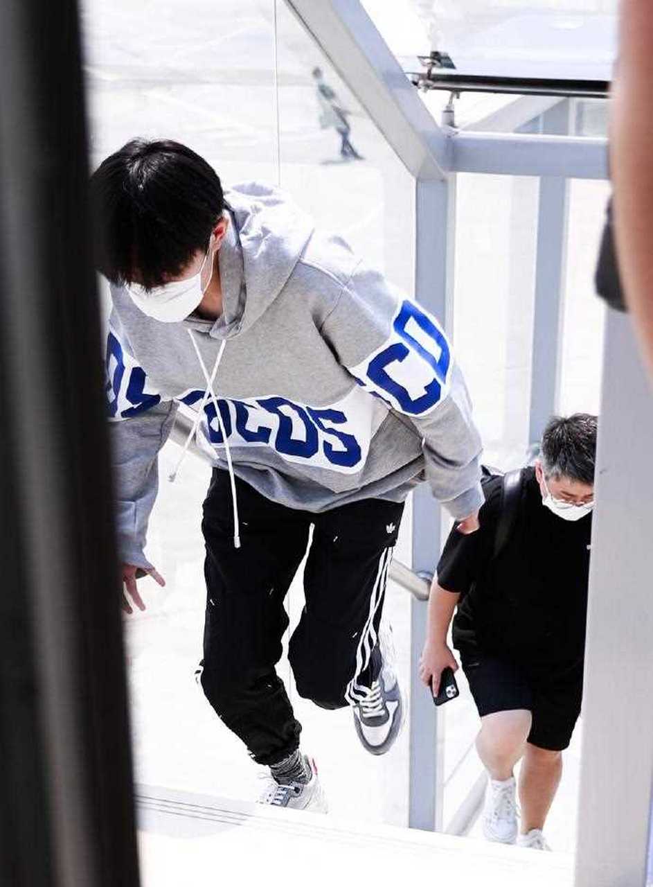 易烊千玺最新机场街拍,灰色字母卫衣搭配黑色运动裤舒适帅气 ,满满的