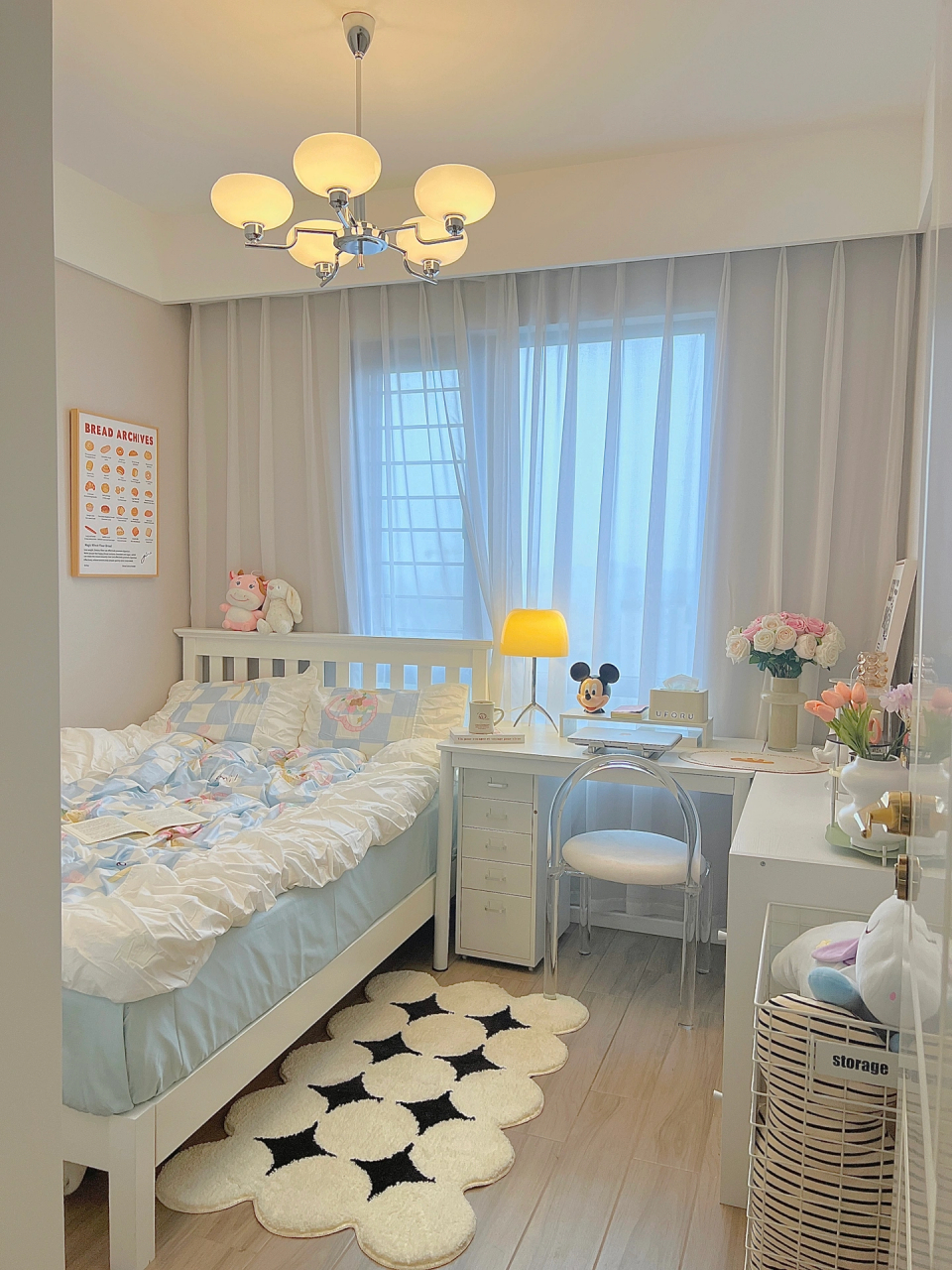 小房间只有7平米,按照之前的布局,房间放下床之后就几乎没有活动空间