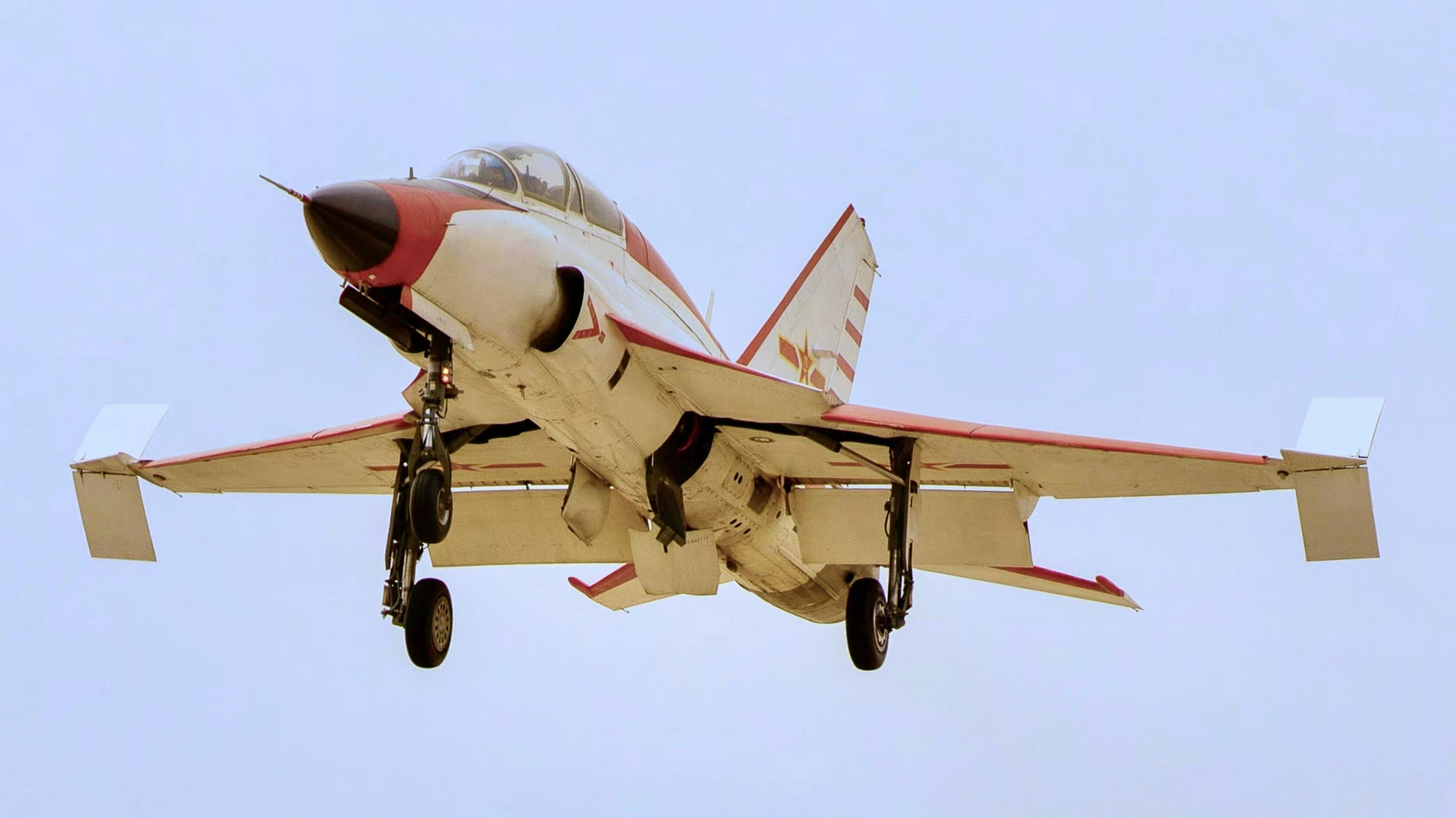 航空新视野#  我国海军航空兵装备的歼教-9高级教练机,多年前,估计