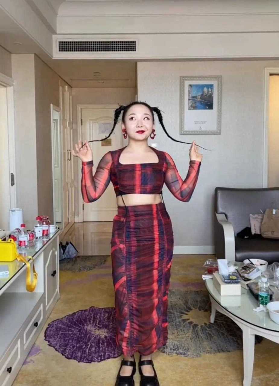 辣目洋子穿着这身衣服跳舞好像一条扭动的红紫色毛毛虫,这么独特的