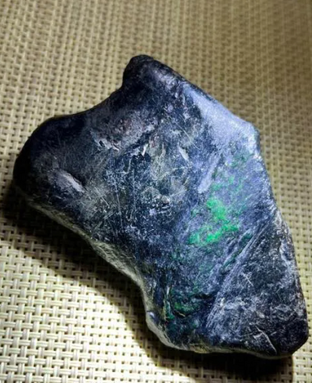 点击头像看直播##翡翠原石# 莫湾基牌子色料,皮壳老辣,品相完整,飞鞍