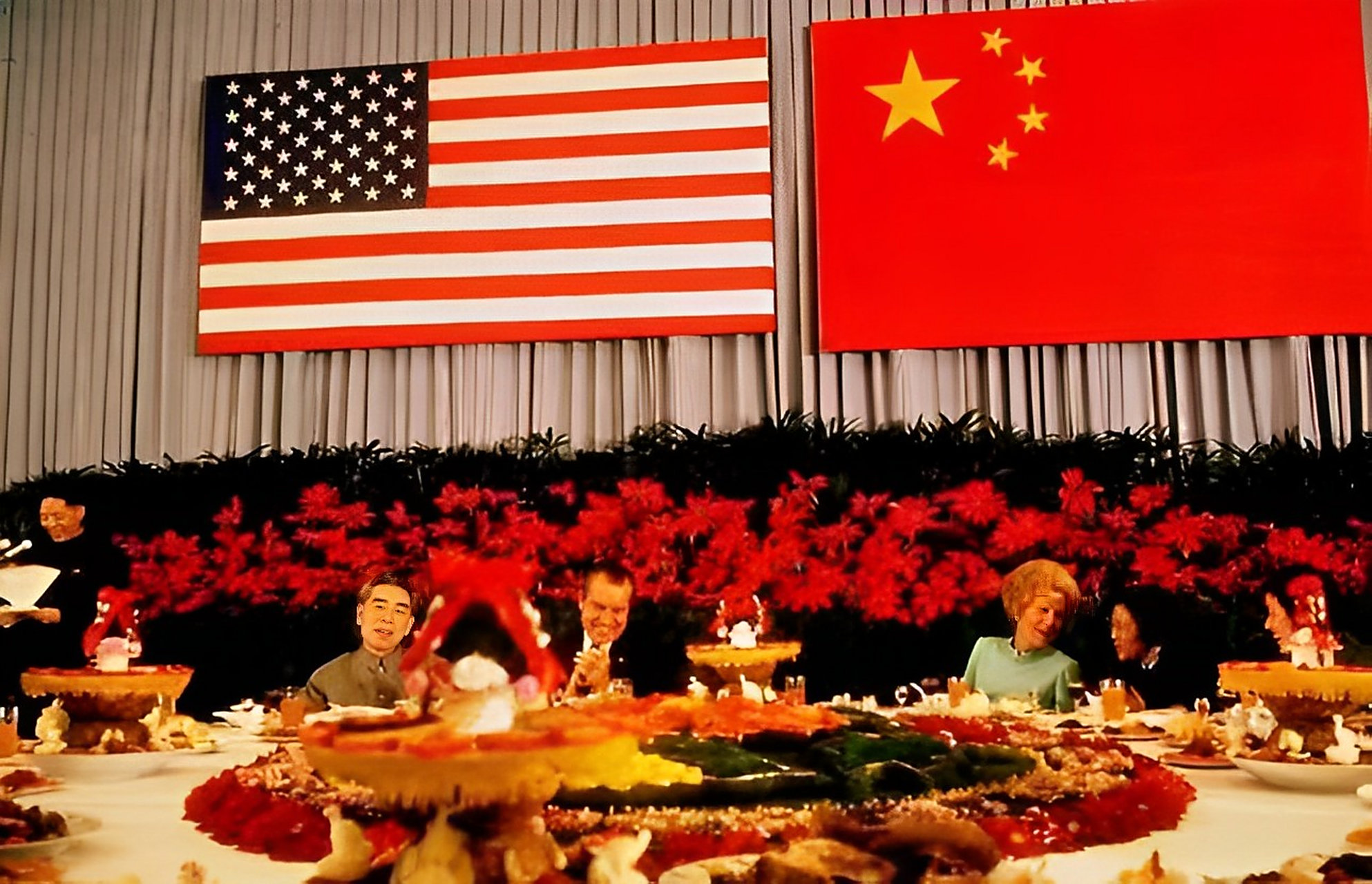 在1972年,尼克松首次造访中国,并在国宴上与周总理共进晚餐.