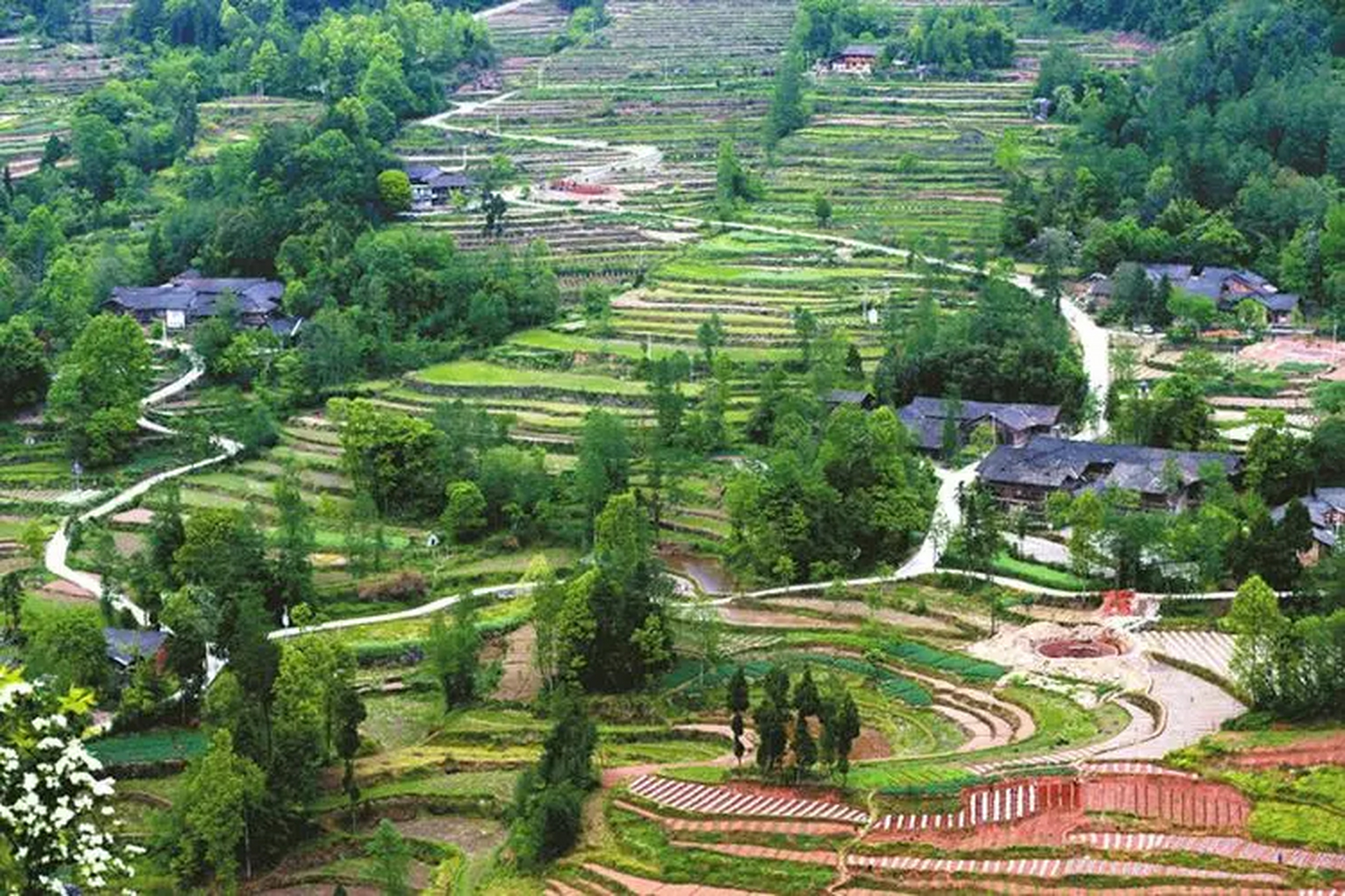 万源烟霞山:它因霞光万丈而得名,在这里拥有有明清时代古墓群,千年古