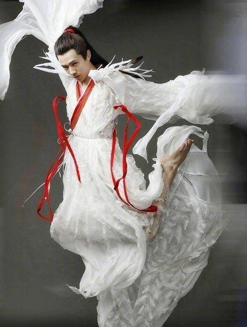 刘昊然在影片中饰演擅长幻术的白鹤少年"白龙",当年看《妖猫传》时