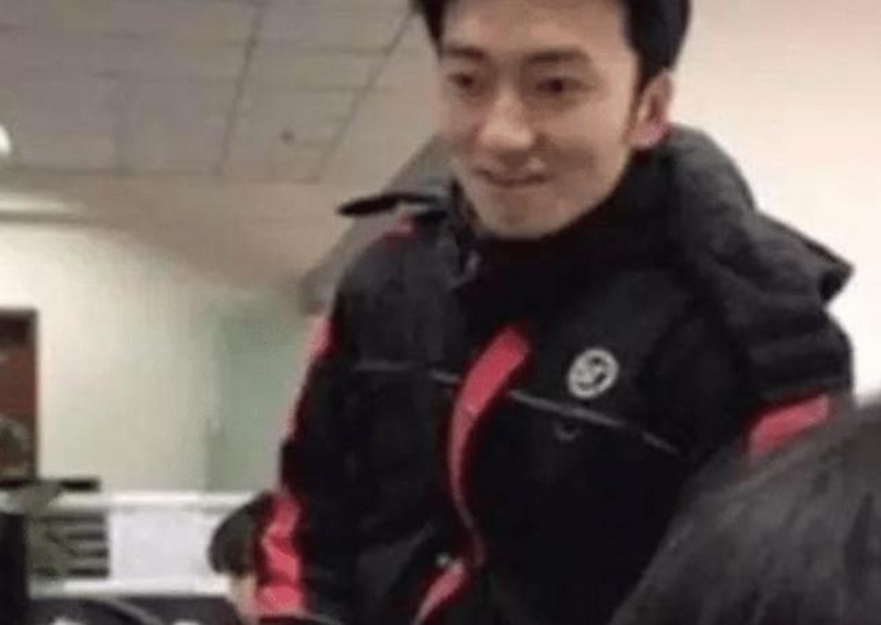 对比了众多明星,易波感觉自己的脸型轮廓及五官等大致与谢霆锋相像