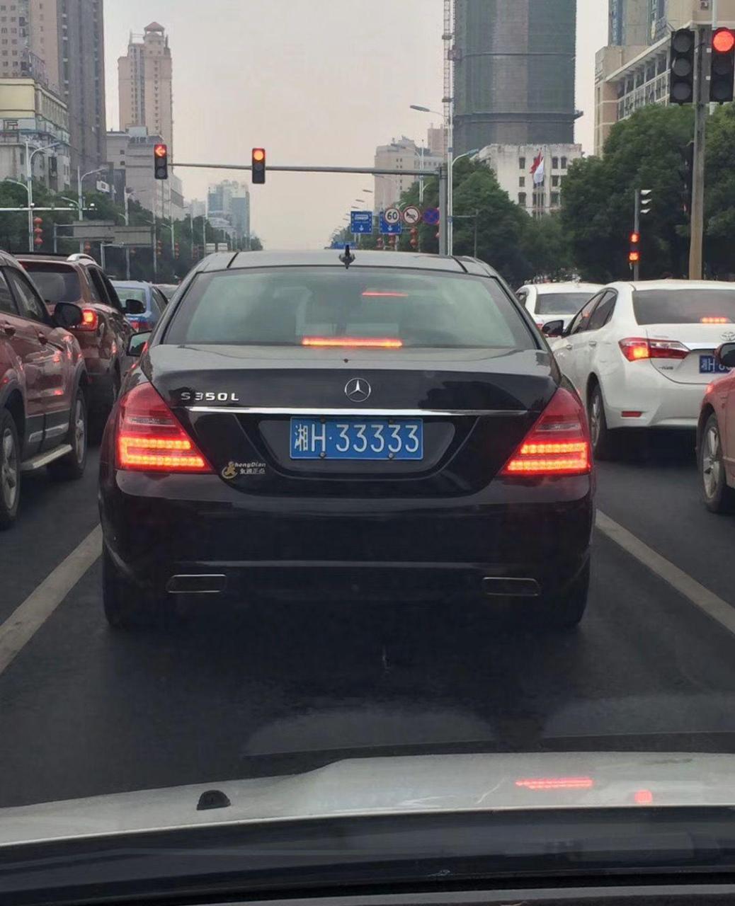 网友投稿说路上拍了个nb的车牌,一看真不得了.