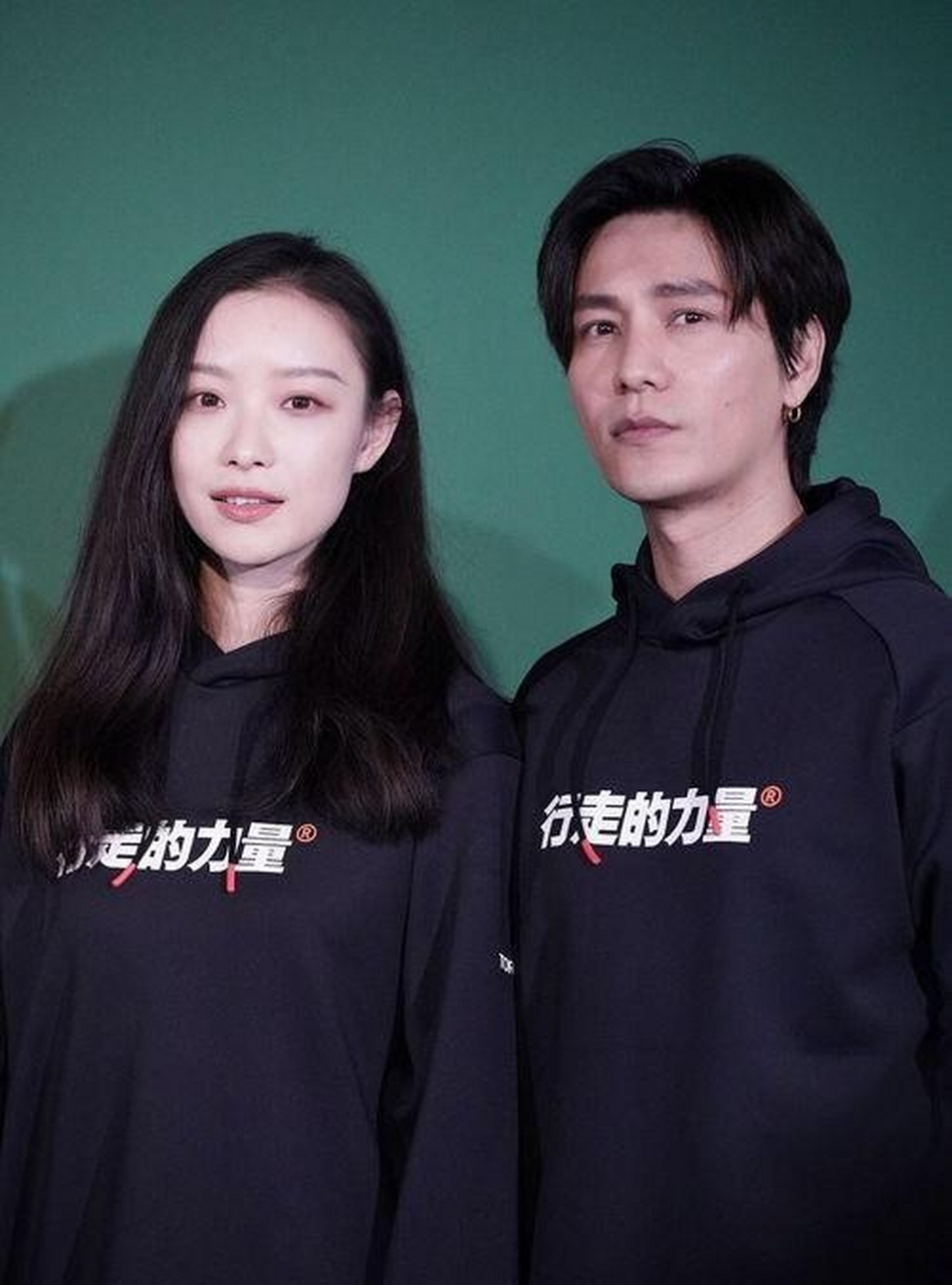 两个人一起在户外走了七天,看陈坤和倪妮和合影,也完全看不出两个人