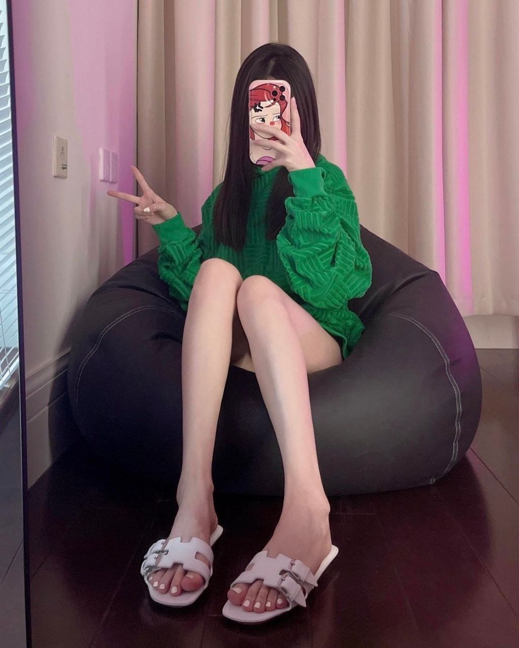 今天光脚试穿拖鞋了~~小伙伴们喜欢吗?