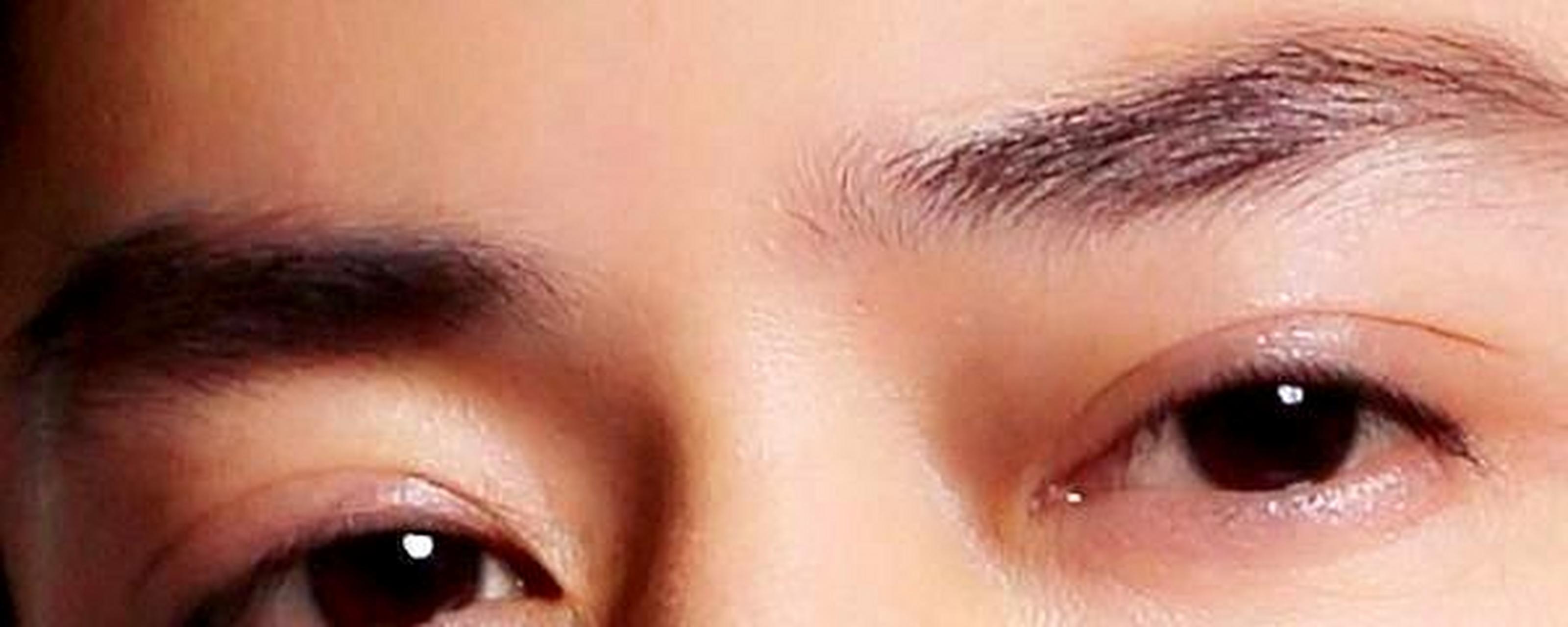 在娱乐圈中,有许多男明星拥有非常好看的眼睛.