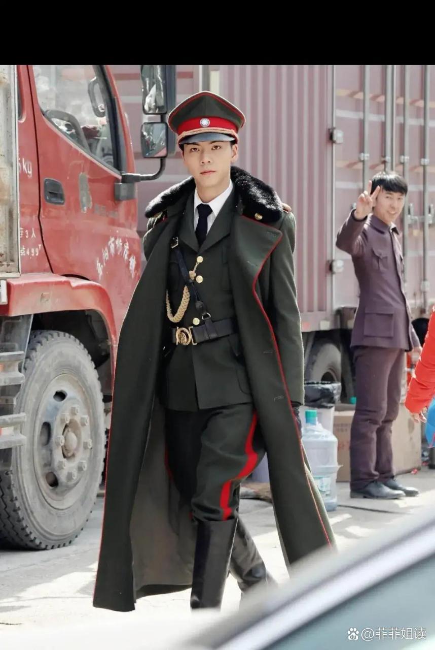 刚买的军大衣到了,有没有豪门军阀的风范?[嘘]