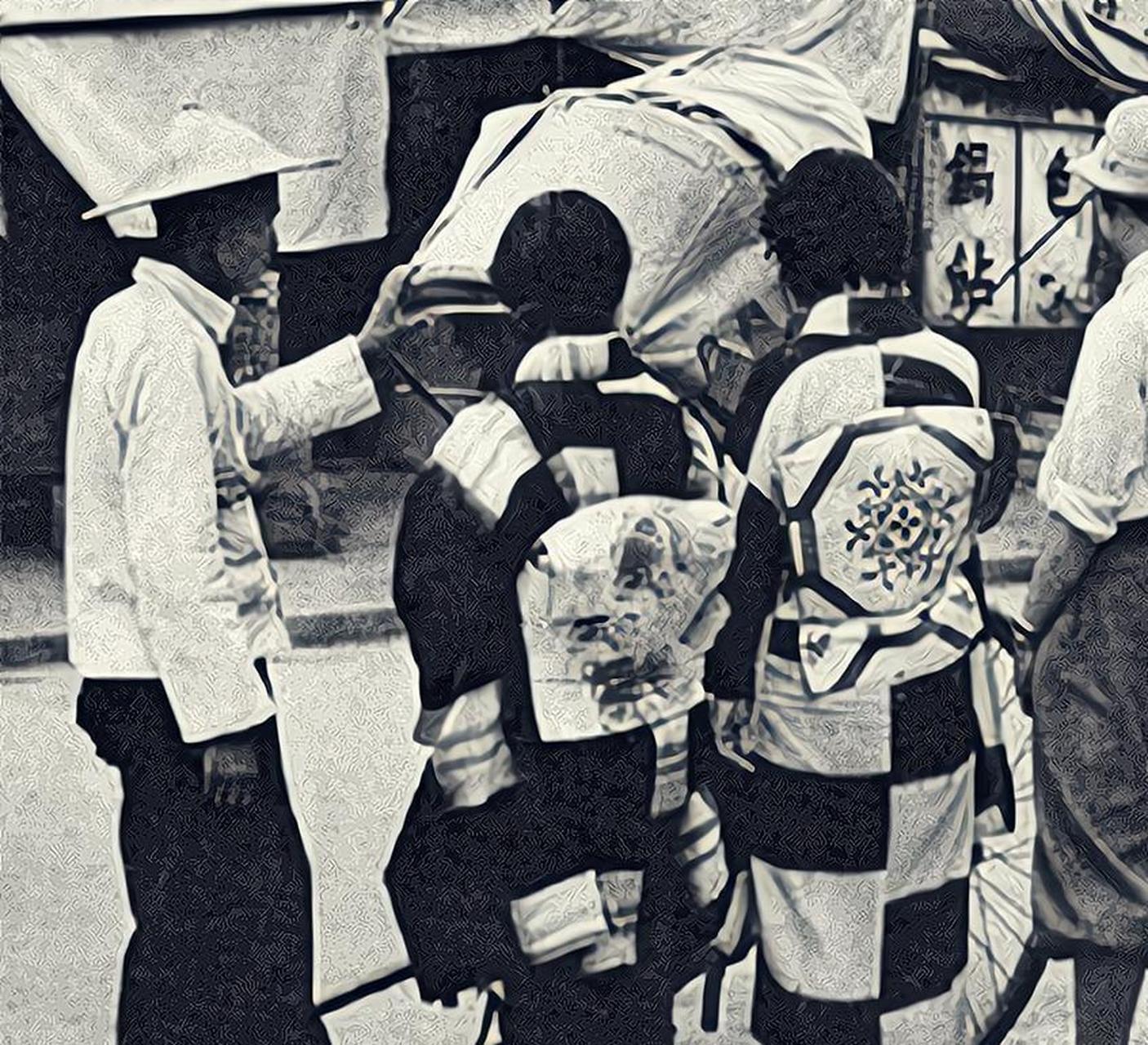 1938年,抗日战争时期,武汉沦陷,日军侵占了武汉,照片中两名日本慰安妇