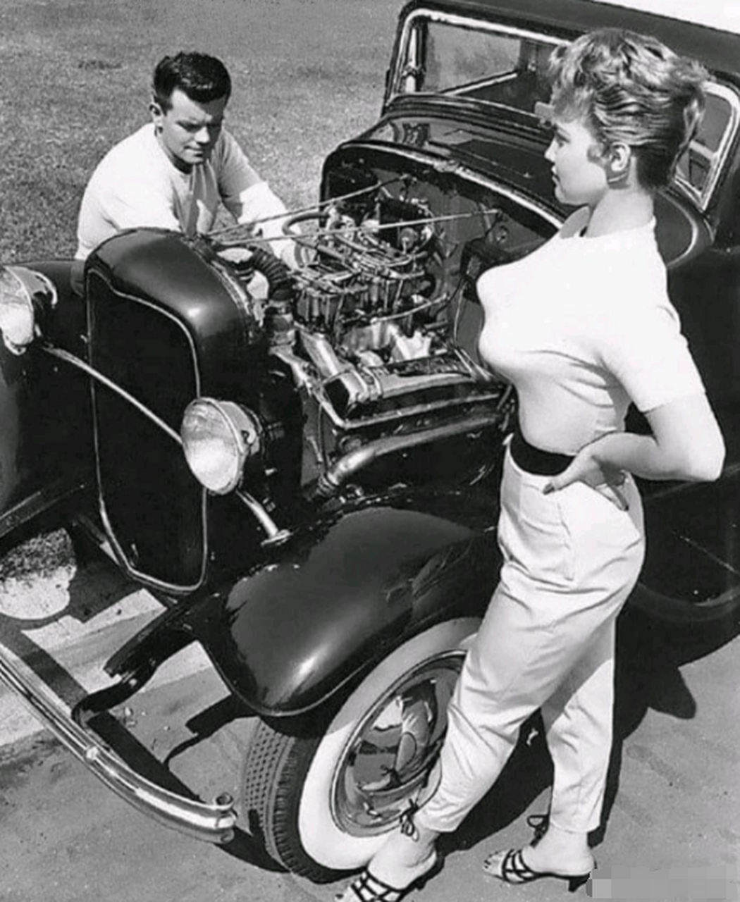 历史老照片: 上世纪二十年代,美国,一辆福特汽车在马路上抛锚.