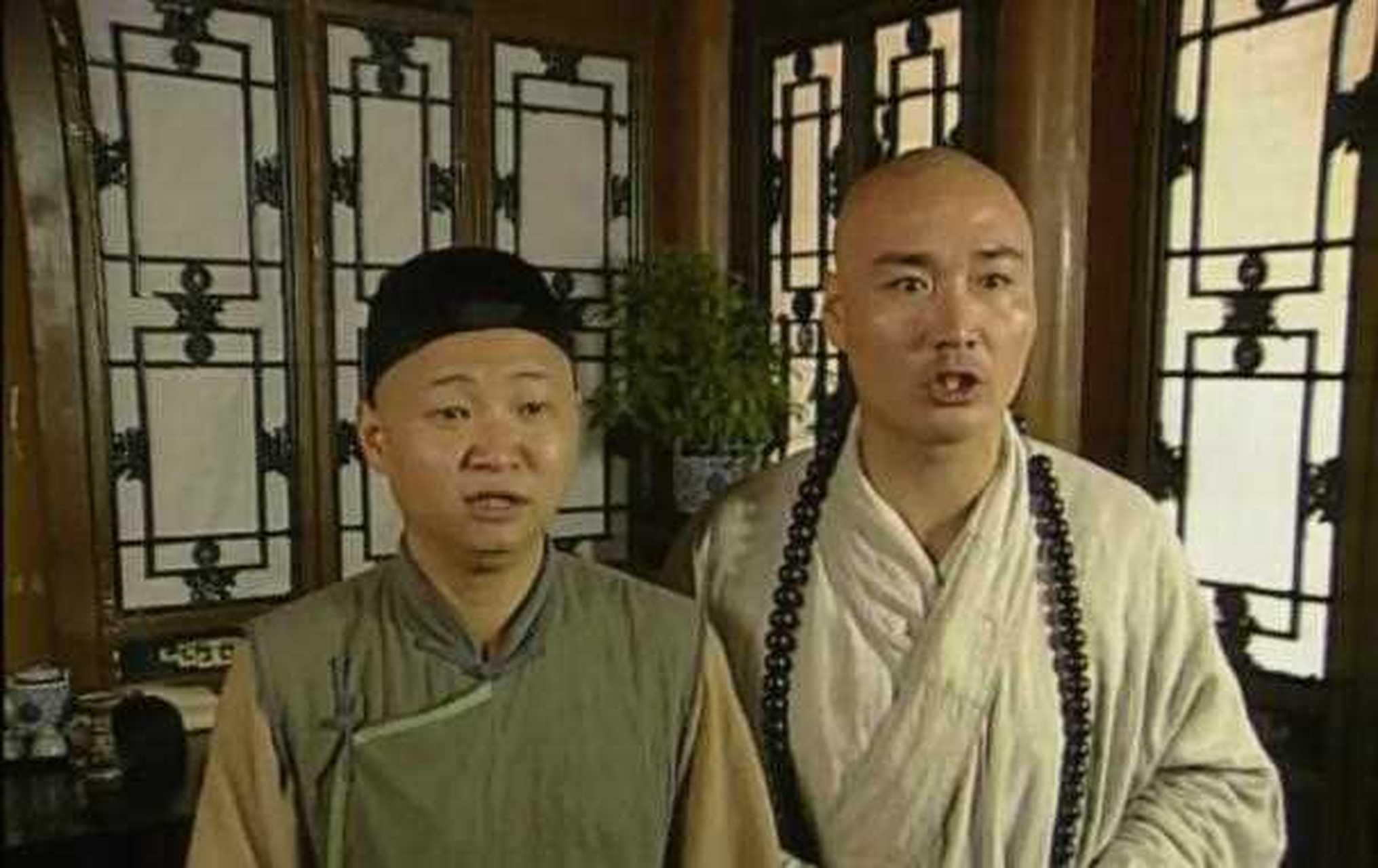 法印的扮演者侯堃开启直播卖货,首次出镜紧张的察汗,这可不必演戏,上