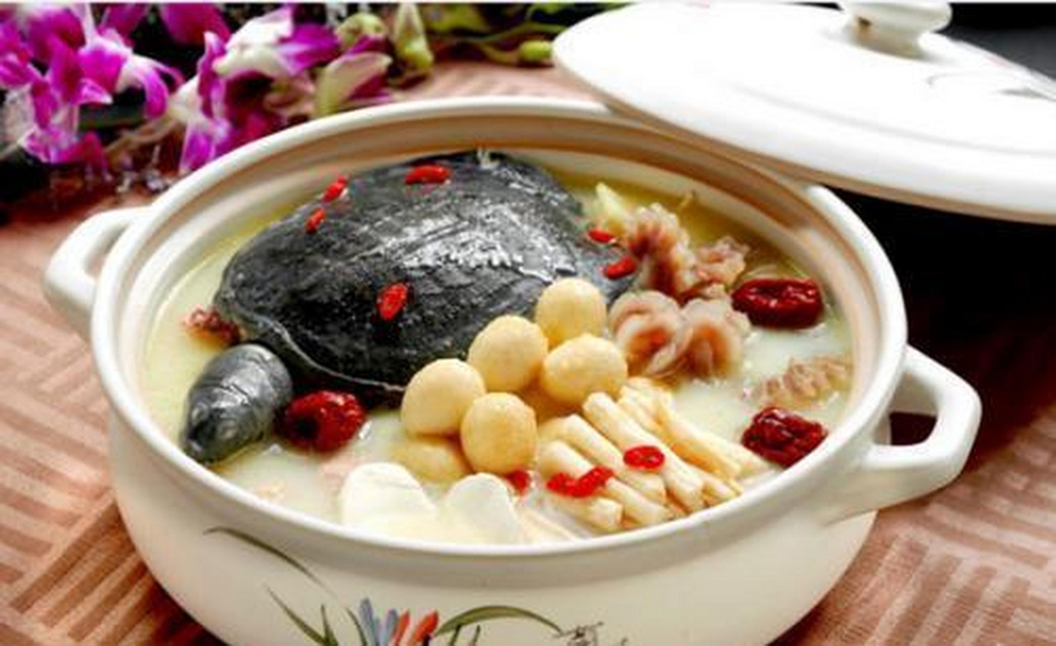 02一位食客在一家餐馆点了份甲鱼汤,他等了好一阵子,师傅才把汤炖好