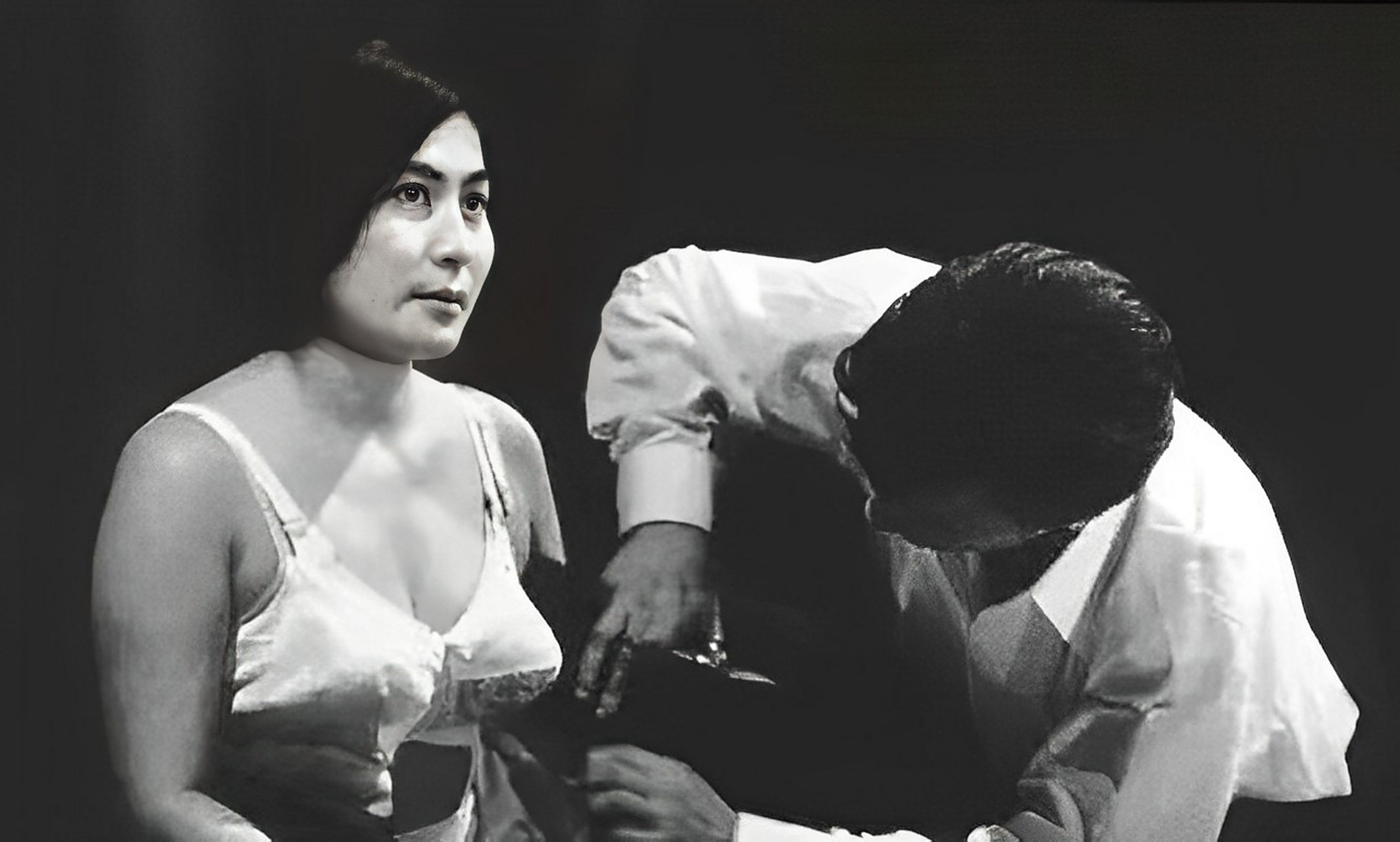 1964年,小野洋子在公共舞台上表演了一场"行为艺术",邀请一些心怀不满