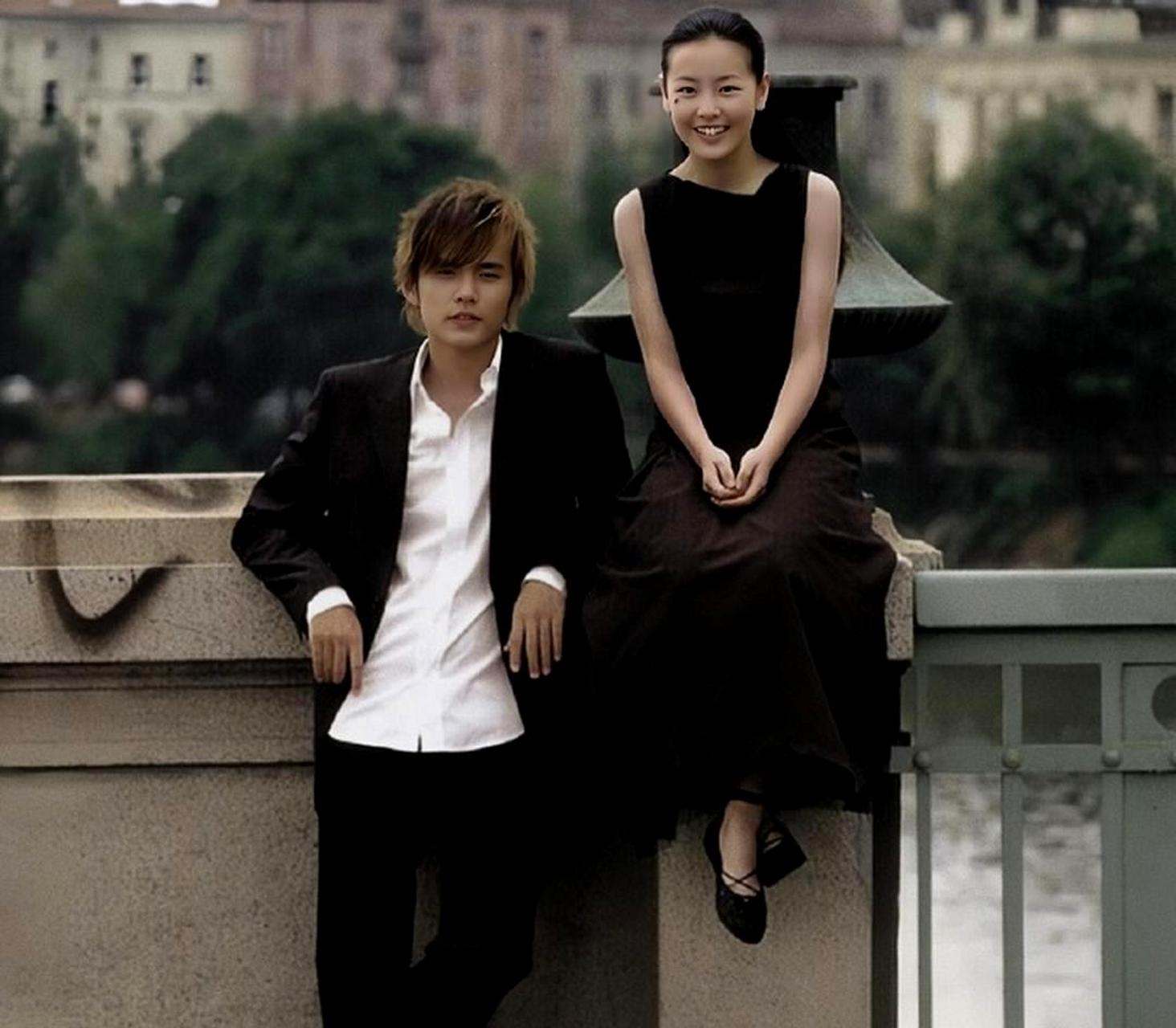 比如他24岁时发布的《你听得到》mv女主裴唯莹,当时只有15岁,来自四川