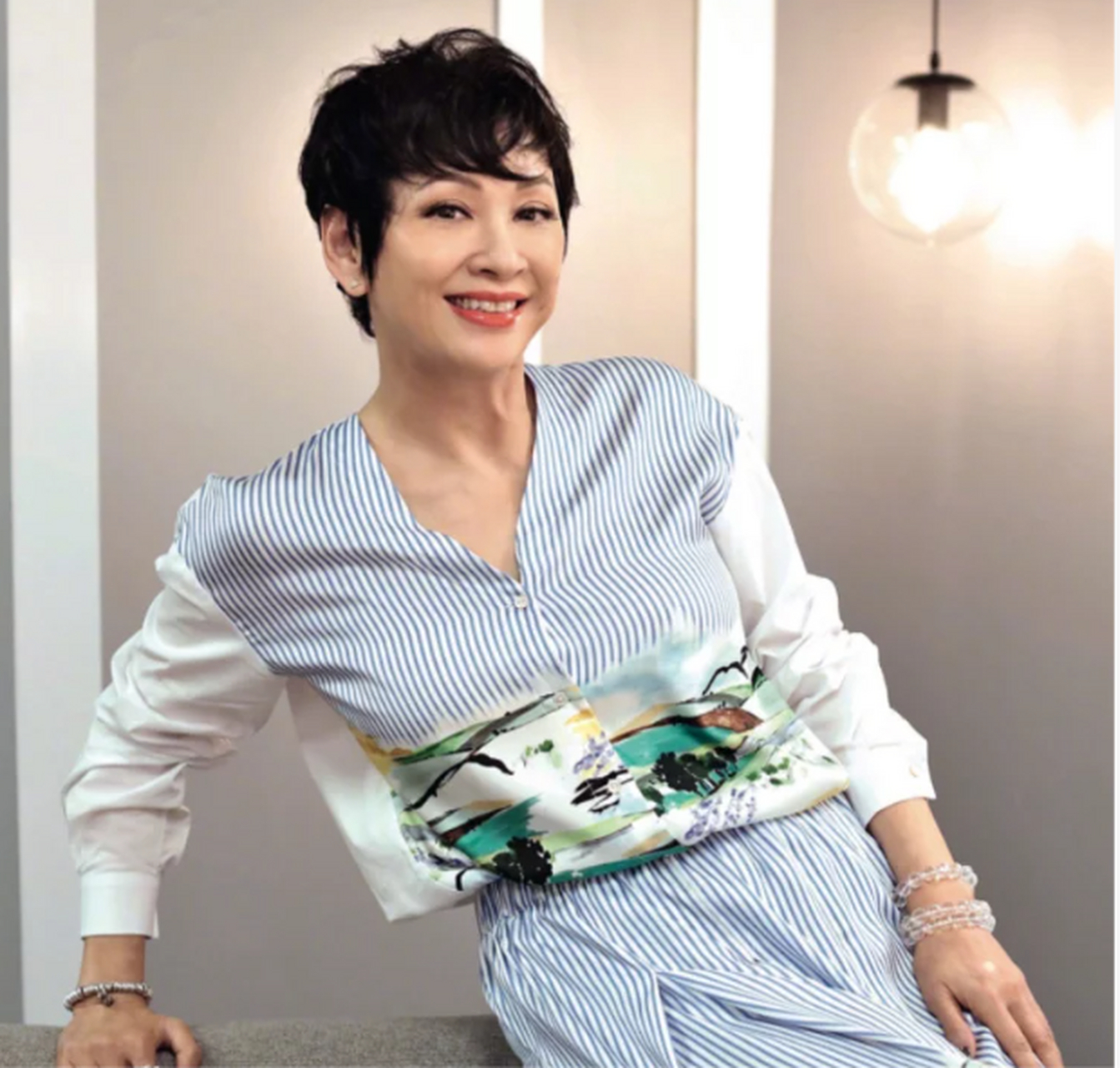 "周润发前妻余安安"风韵犹存,穿衬衫连衣裙配短发,又飒又美