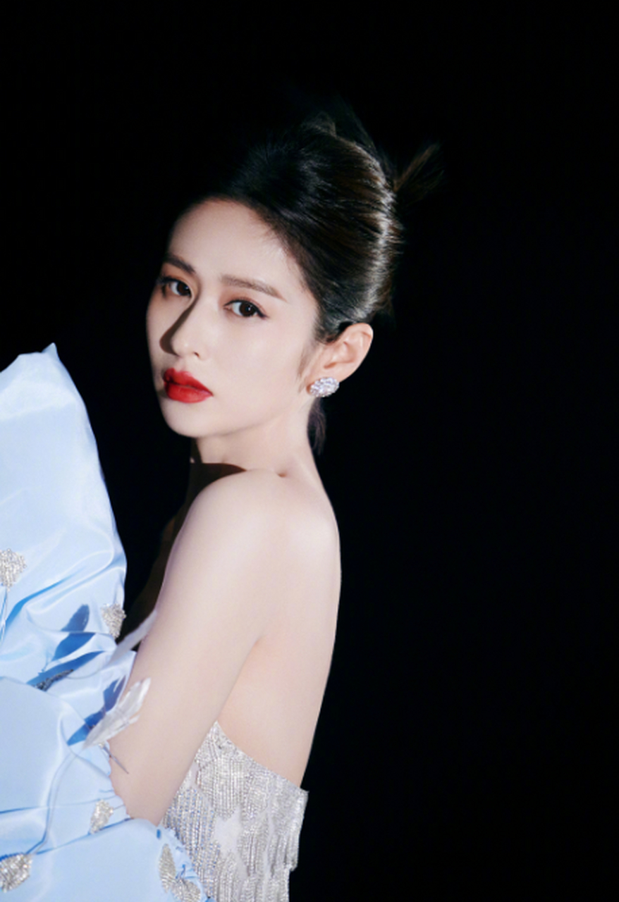 颖儿礼服20斤重# @颖儿yinger 美人鱼造型发布,她身穿20斤重的抹胸