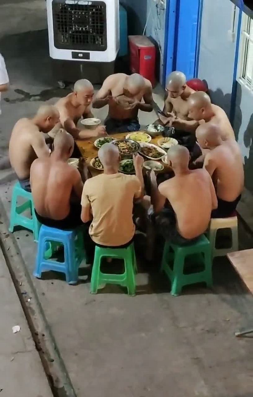 这是少林寺的和尚一起吃饭吗?[微笑]