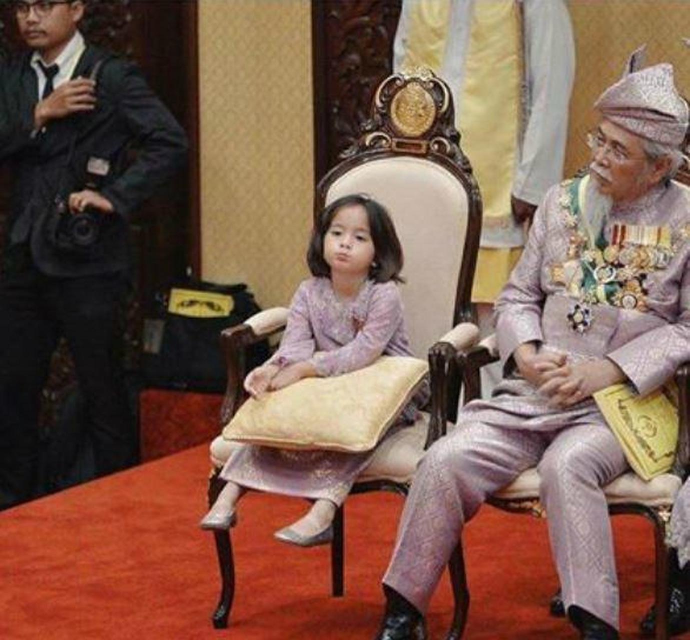 9岁马来西亚小公主超级萌,摆"臭脸"奶凶奶凶也好看,古灵精怪