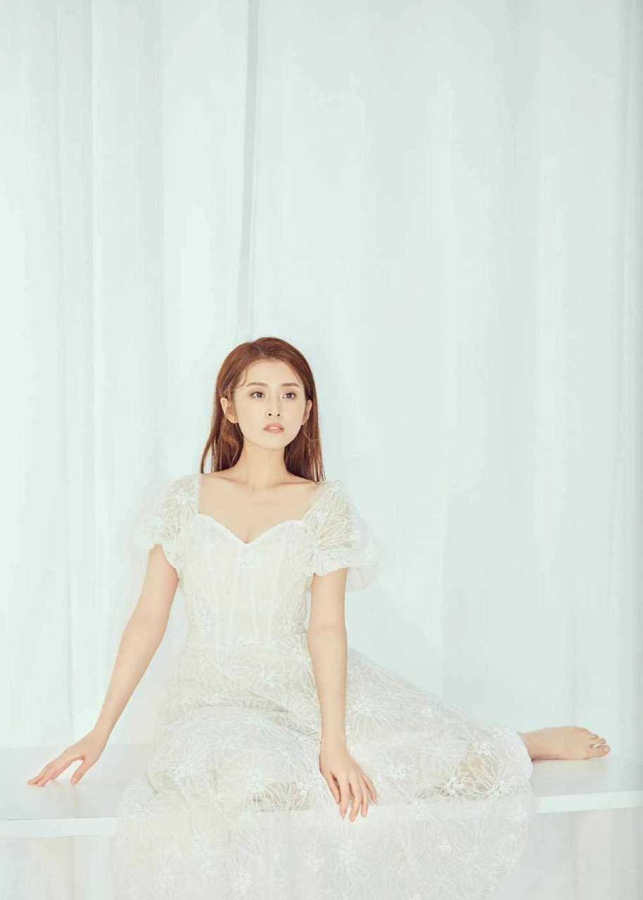 演员李若嘉晒九宫格写真照片,身穿白色方领蕾丝连衣裙,长发披肩气质看