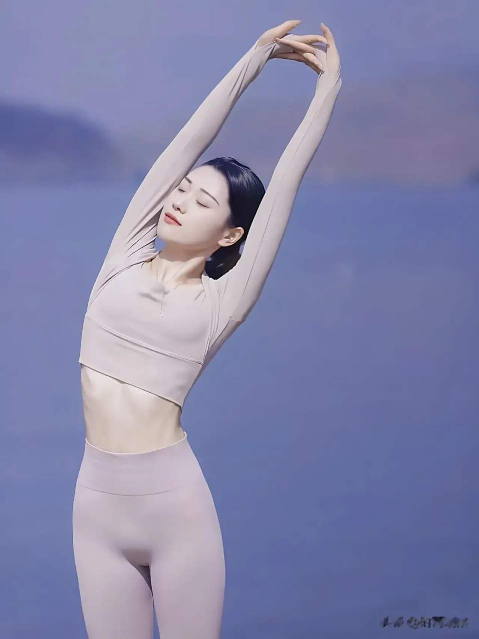 瑜伽虽好,只可惜把女人应该突出的部位练小了,练没了.