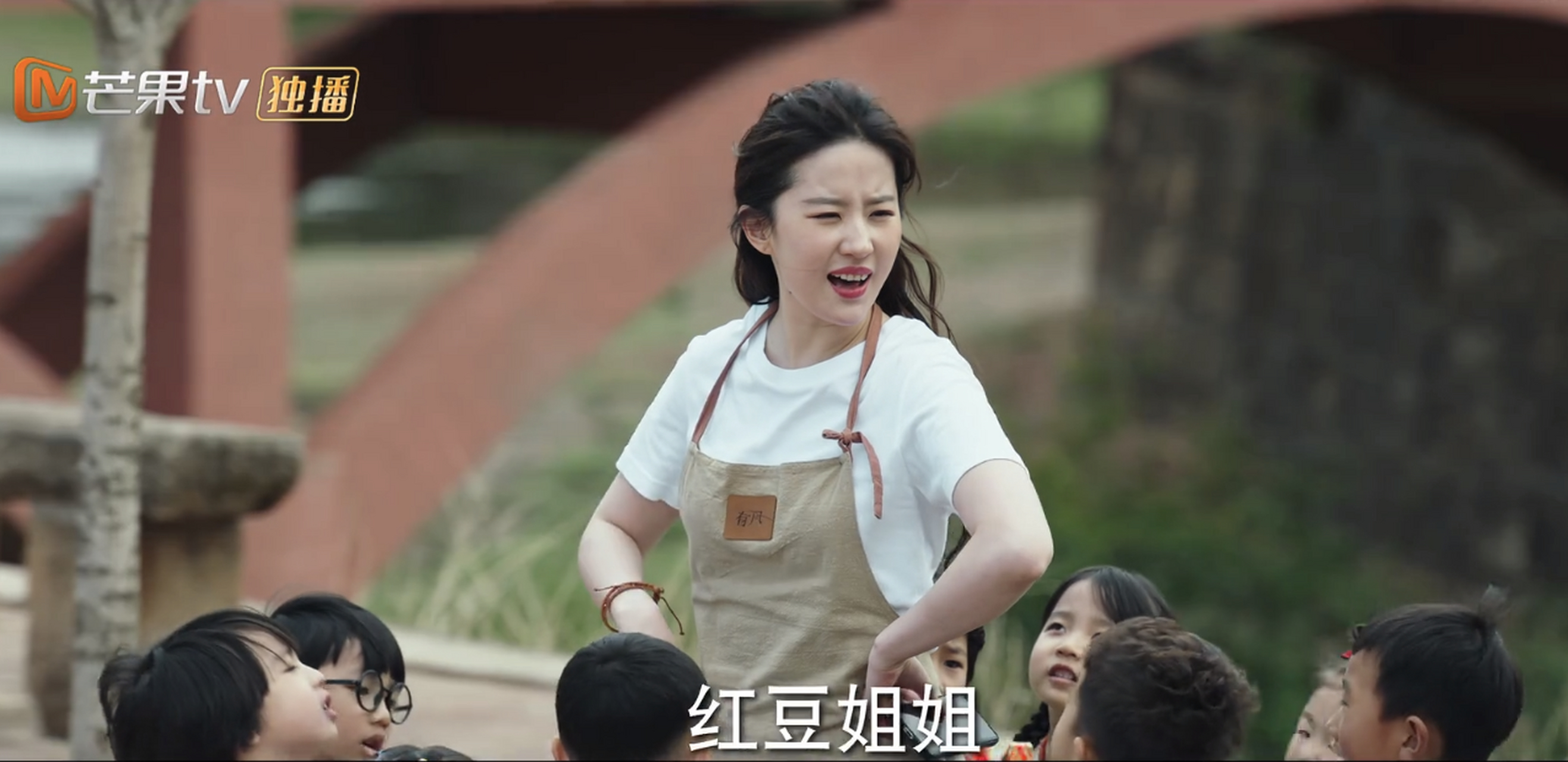 有客人在晓春的咖啡厅吃完饭忘买单就走了,许红豆一路狂奔去追客人