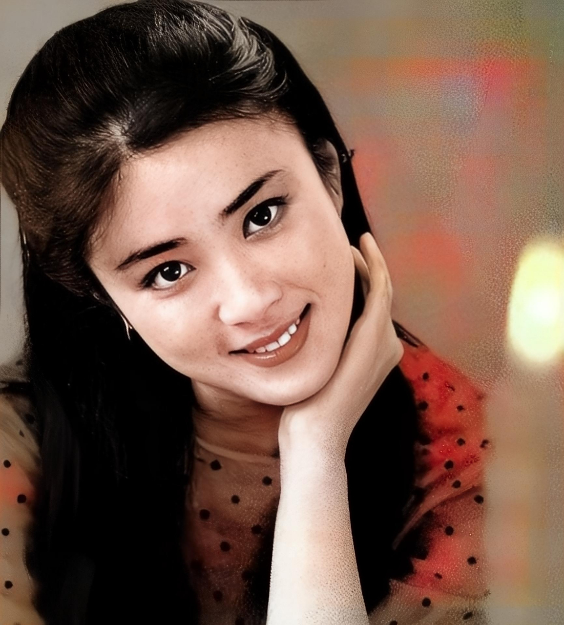 照片里,她五官精致,皮肤透亮白皙,还有那迷人的笑容.