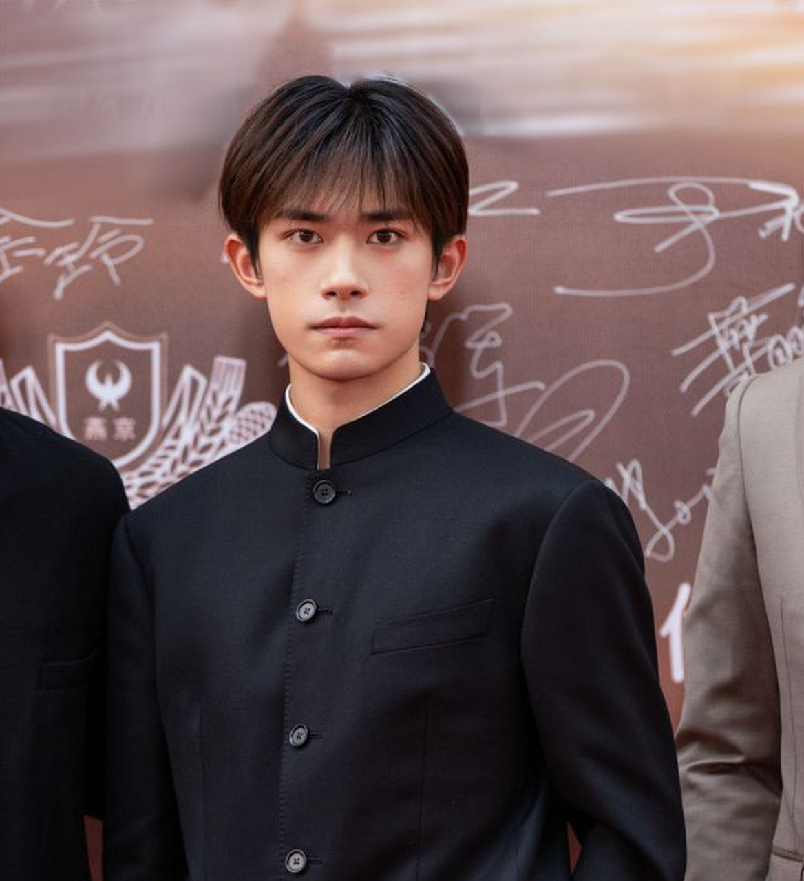 易烊千玺身穿黑色中山装,三次亮相华表奖红毯,成熟可爱有礼貌#易烊