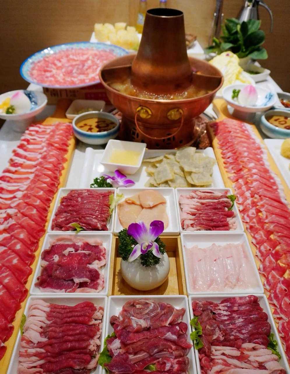 祥源南门涮肉羊蝎子火锅(望京店),这家餐厅装修时尚靓丽,老北京的京味