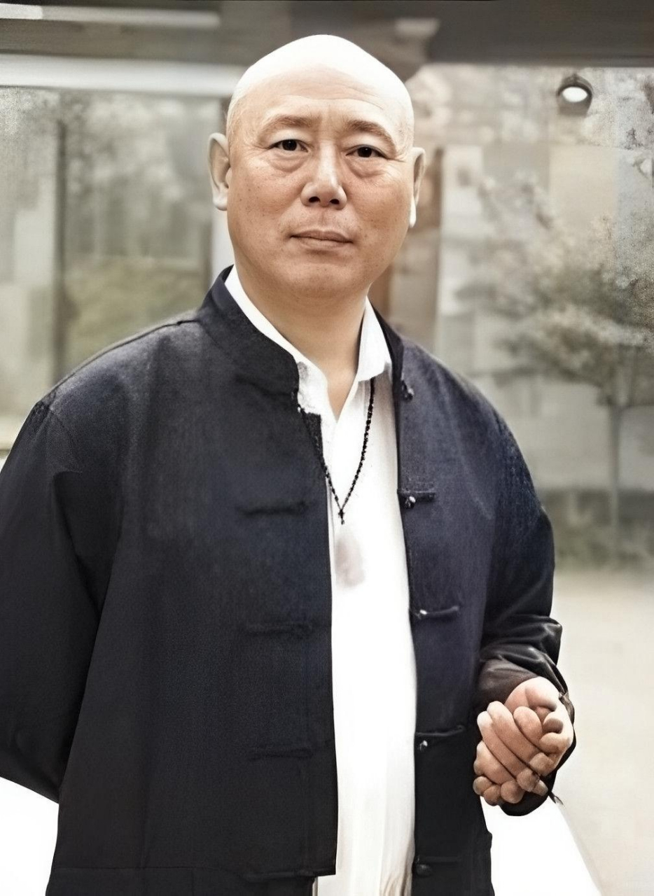 1993年,亿万富翁李成儒赶走了他的妻子和6岁的儿子.