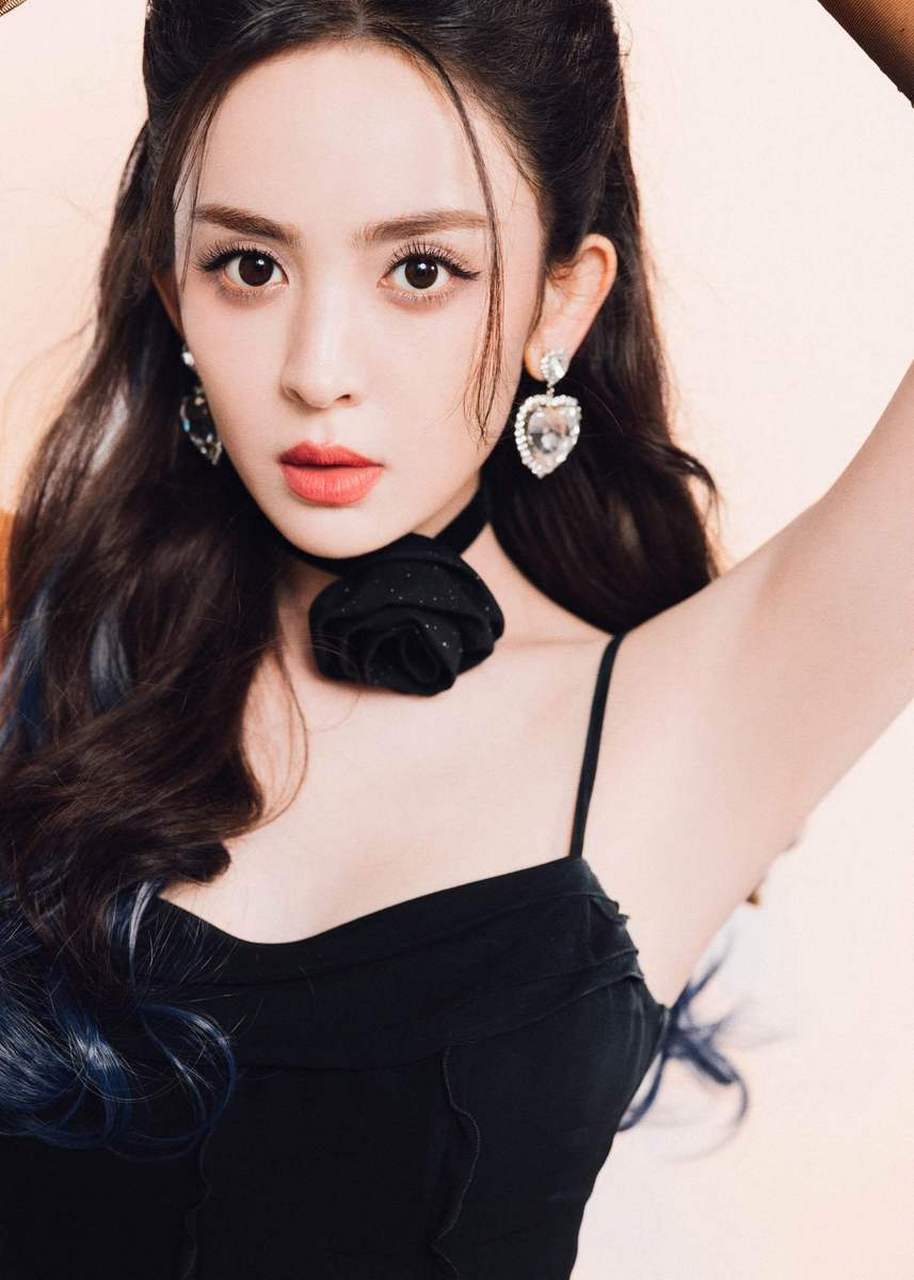 古力娜扎身穿黑色吊带装,展现出性感的锁骨和优美的颈部线条.