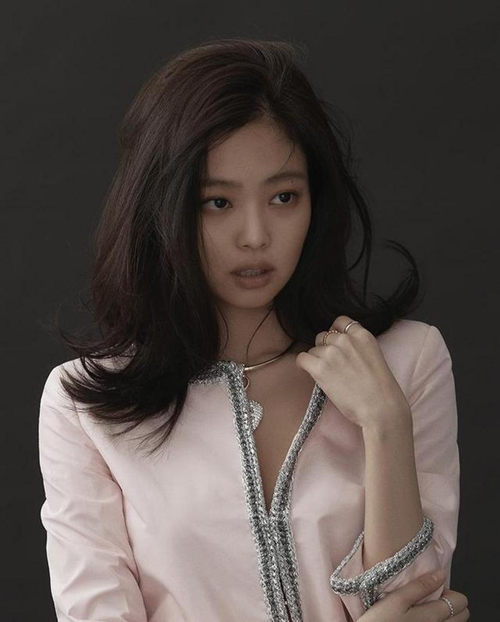 blackpink成员金智妮全新大片真的让人意想不到,平时清秀甜美的她竟然