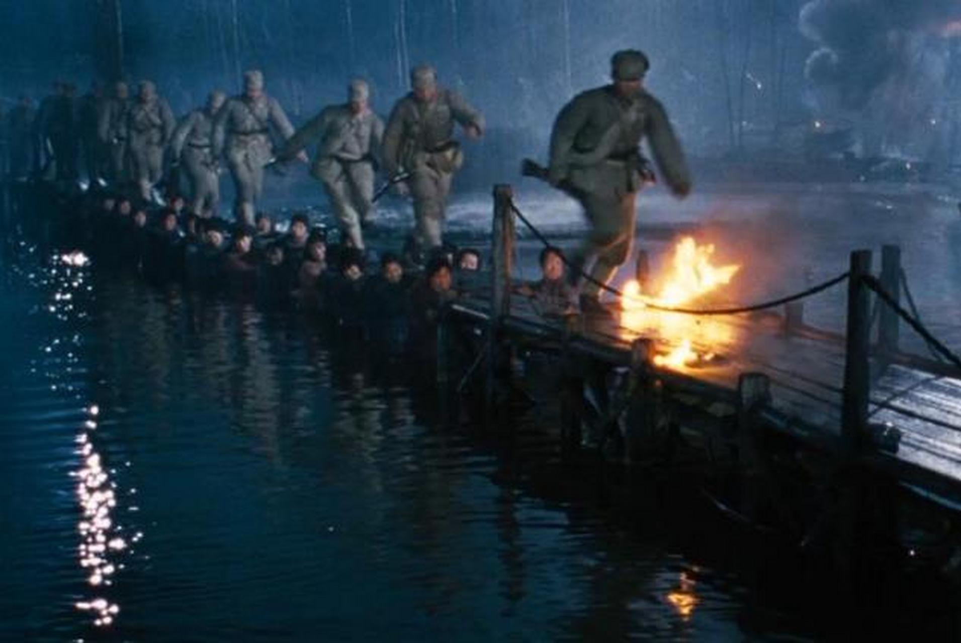 电影《沂蒙六姐妹》中有一个感人的经典"人桥"场景:月芬带领众姐妹扛