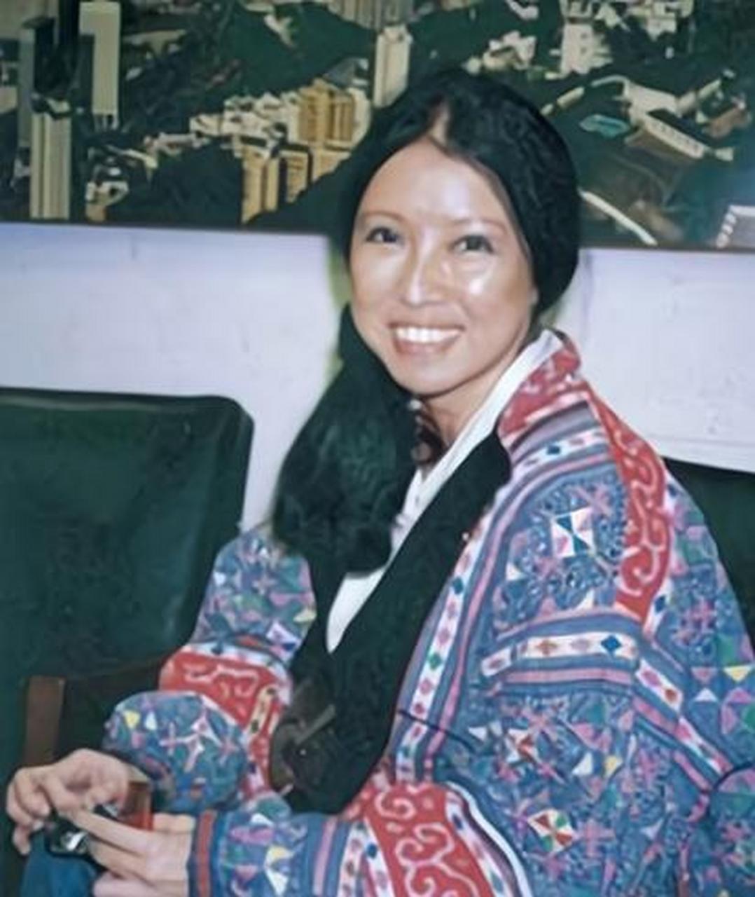 撒哈拉的女人长年不洗澡,就是要洗澡也不用水,而用小石片在身上刮,刮