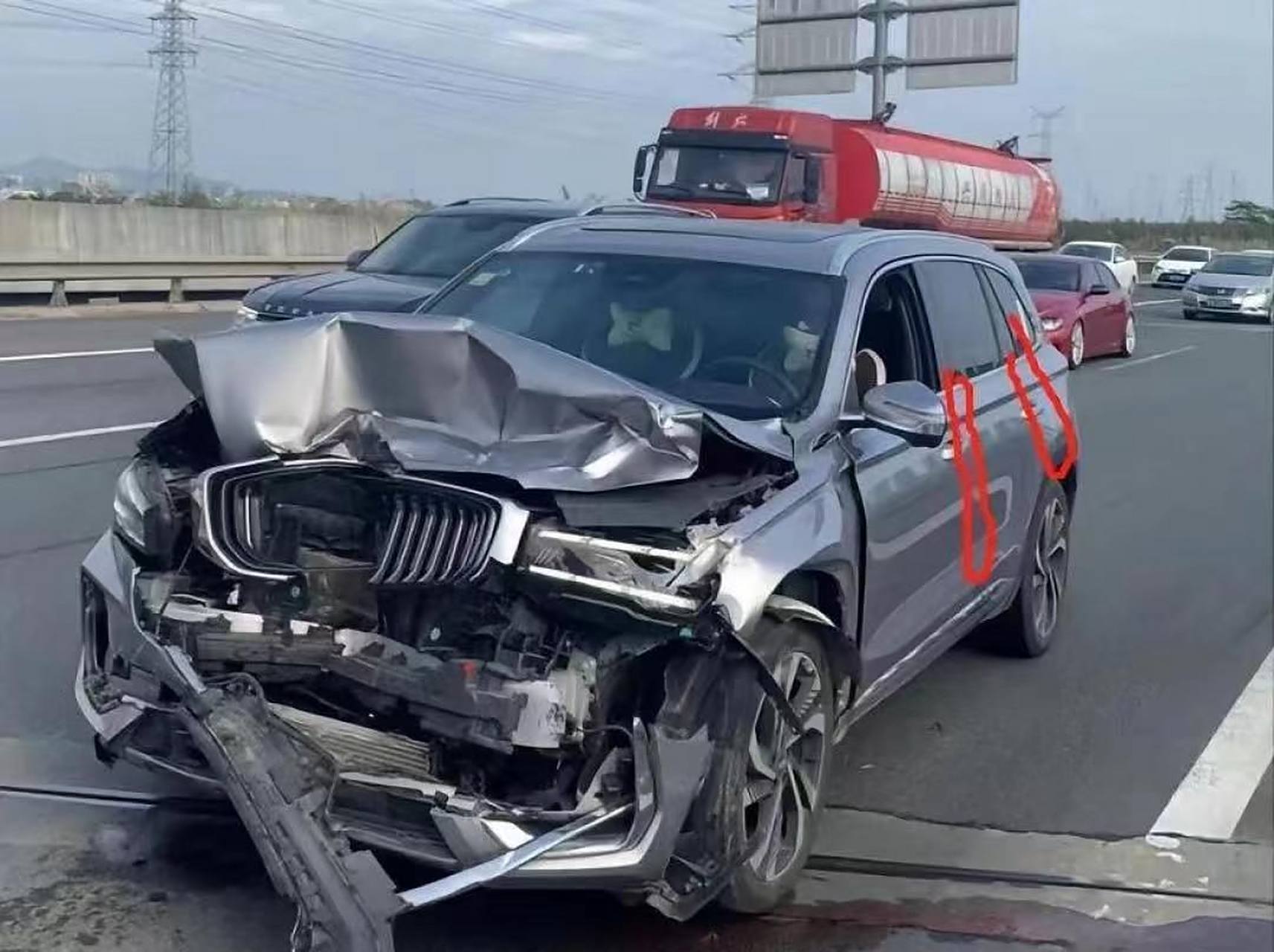 吉利星越l追尾奔驰a,感觉星越的车损更大,,不光全责,发动机都快干报废