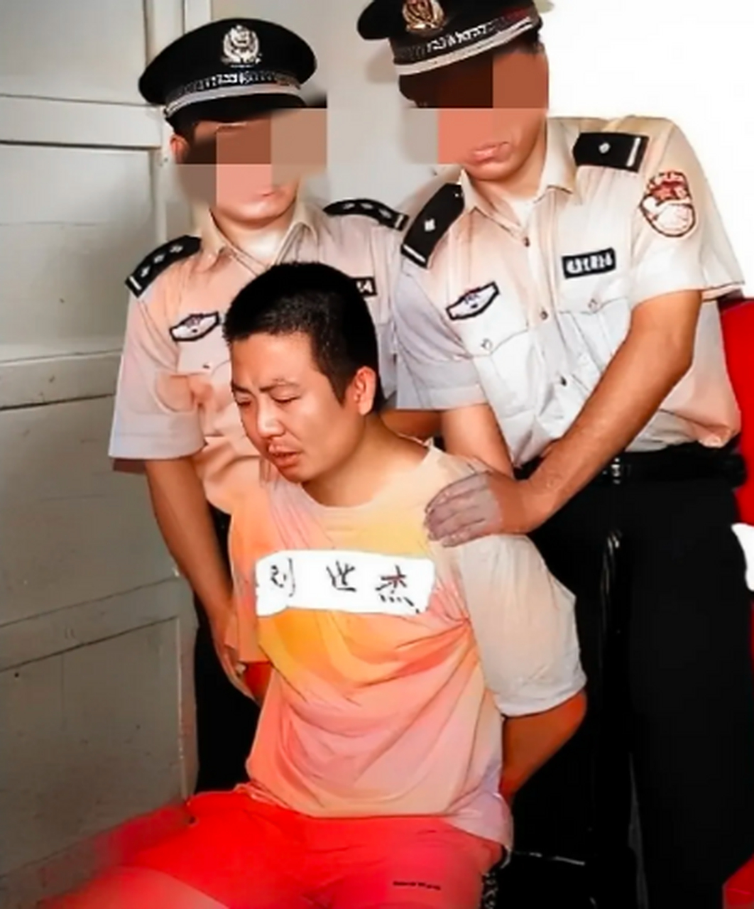 2006年,河南焦作看守所,死刑犯连冬冬和刘世杰被法警摁在椅子上,表情