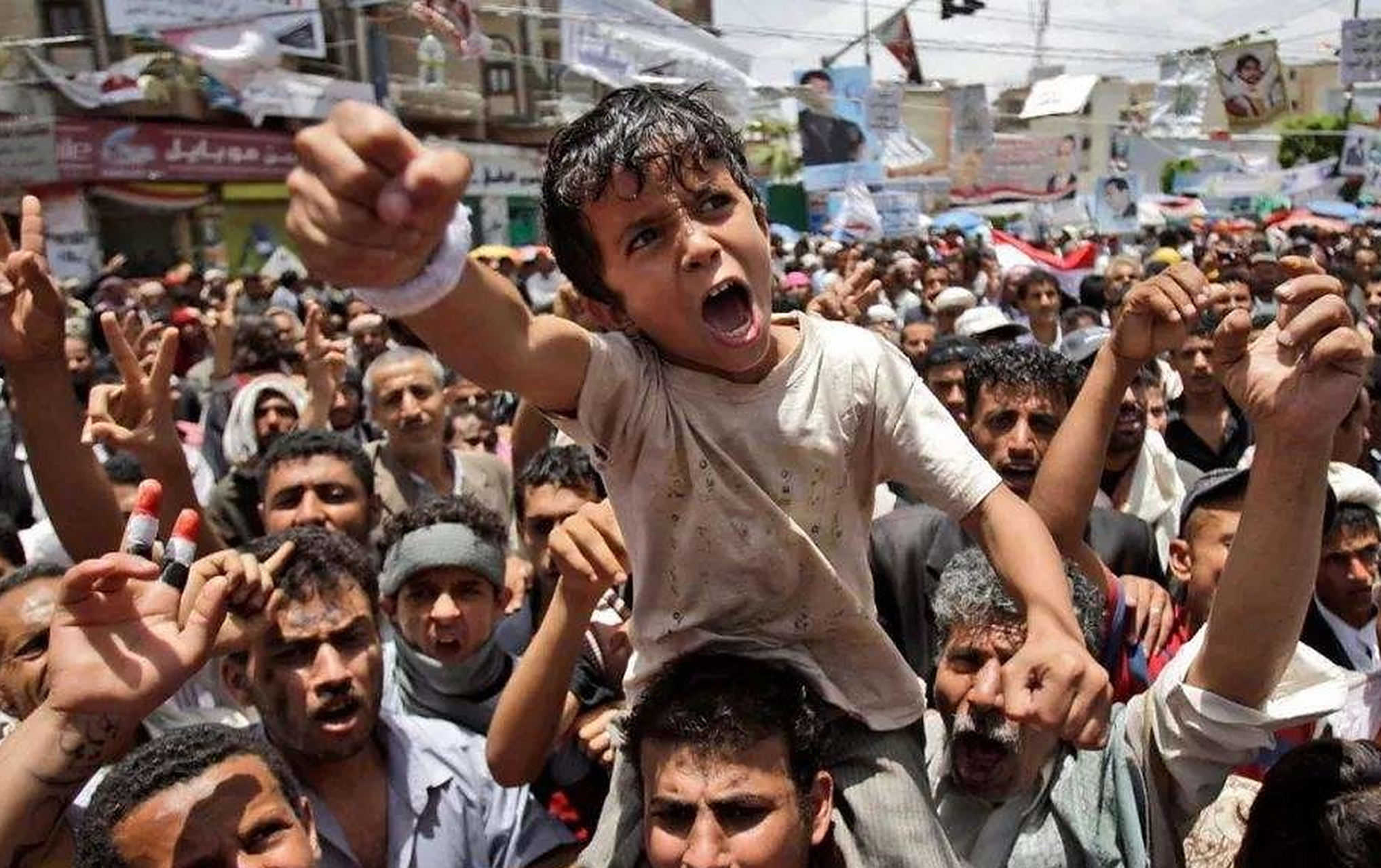 2011年2月,"阿拉伯之春"席卷利比亚.在西方的挑唆下,卡扎菲被愤怒的民