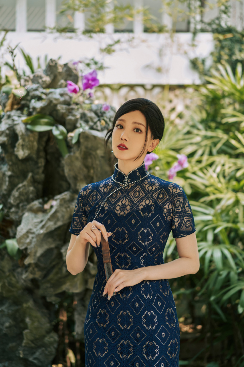 陈小纭发布旗袍造型写真, 一袭墨蓝色蕾丝旗袍,非常突显陈小纭的好