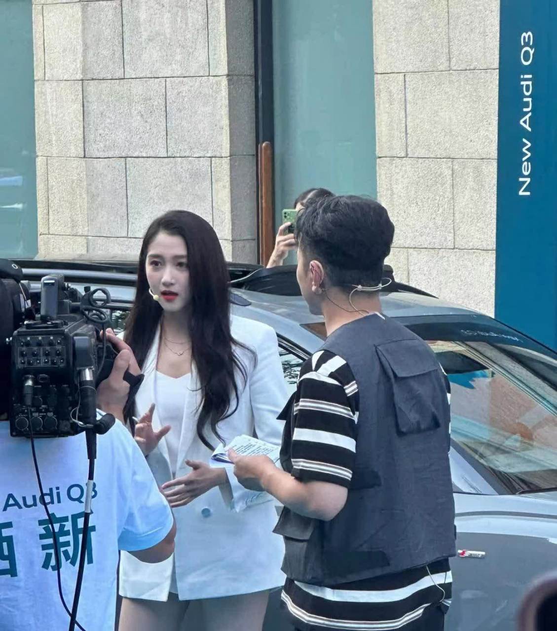 路人镜头下的关晓彤身材比例确实很好