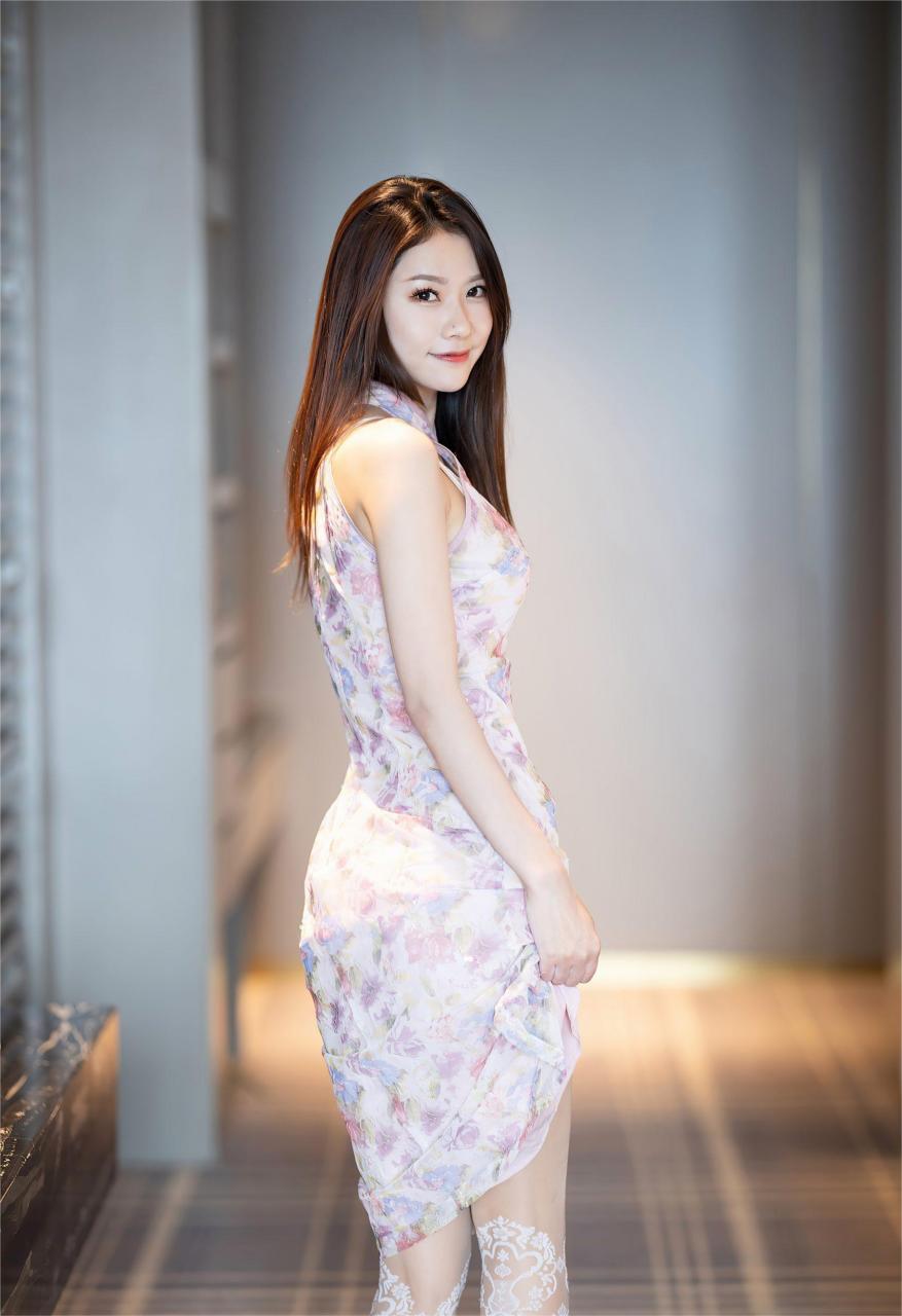 性感女神壁纸#    方子萱蕾丝碎花裙性感写真   #秀人女神#   秋雨