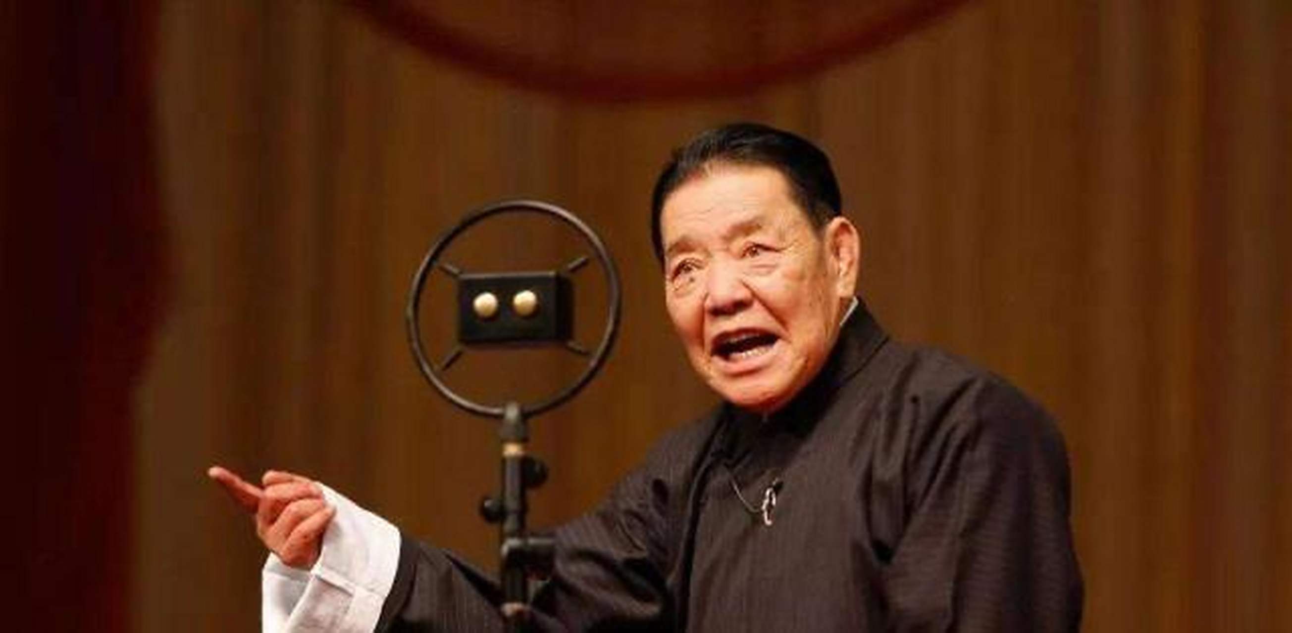 单田芳出生于曲艺世家,母亲王香桂是西河大鼓的女演员,父亲单永魁则是