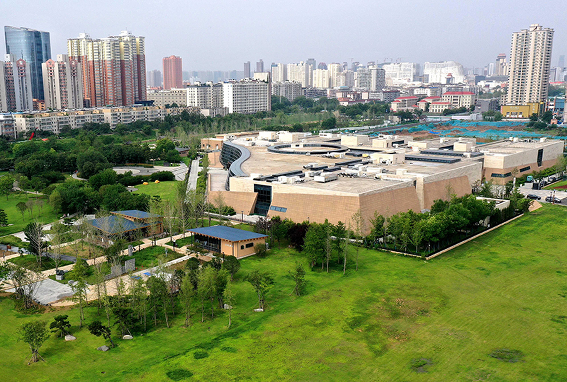 这座建筑体内包含了郑州商都遗址博物院和郑州市文物考古研究院