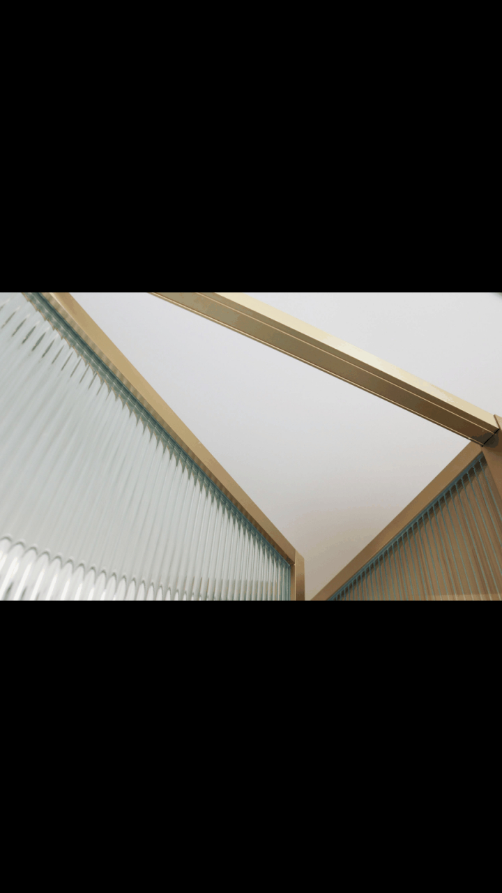 其实所有普通玻璃都会发绿,只不过长虹玻璃显得更绿