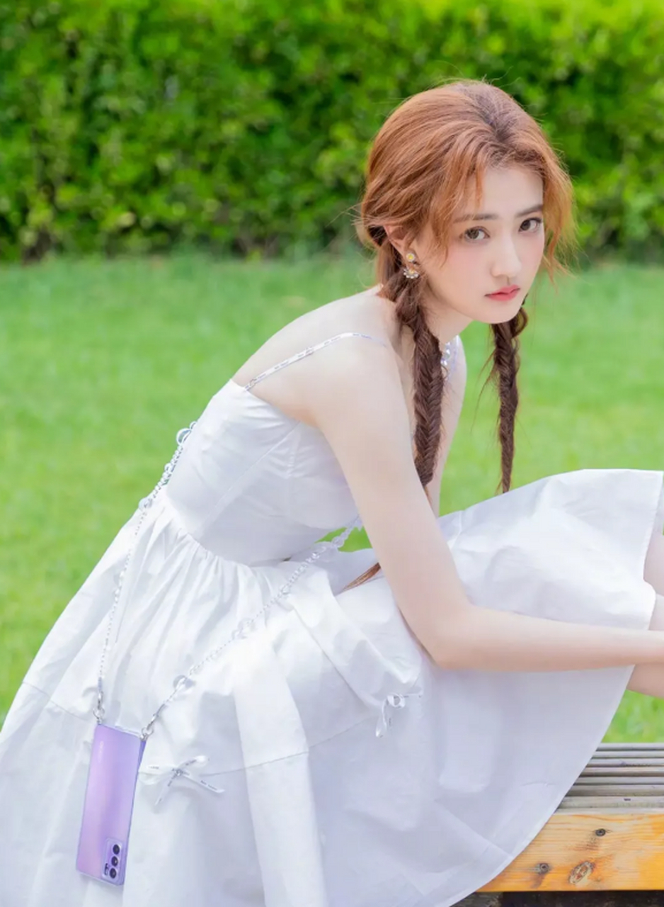 徐璐身穿白色吊带连衣裙,,梳了两个小辫子甜美可爱