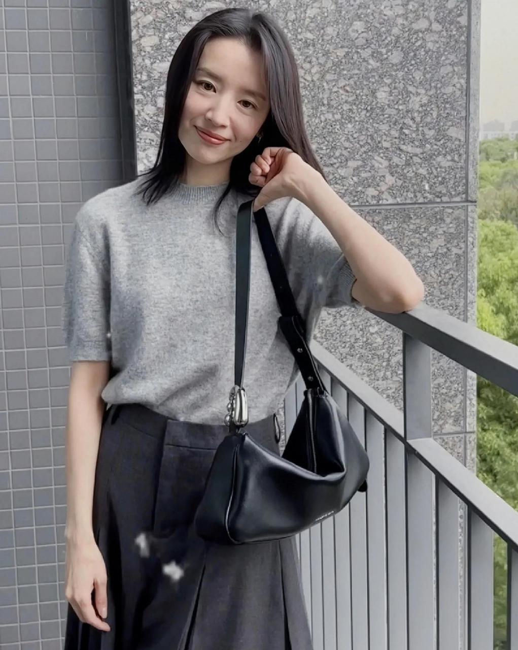 董洁[超话]#董洁私服穿搭look~真是简简单单显气质~半袖毛衫搭配休闲