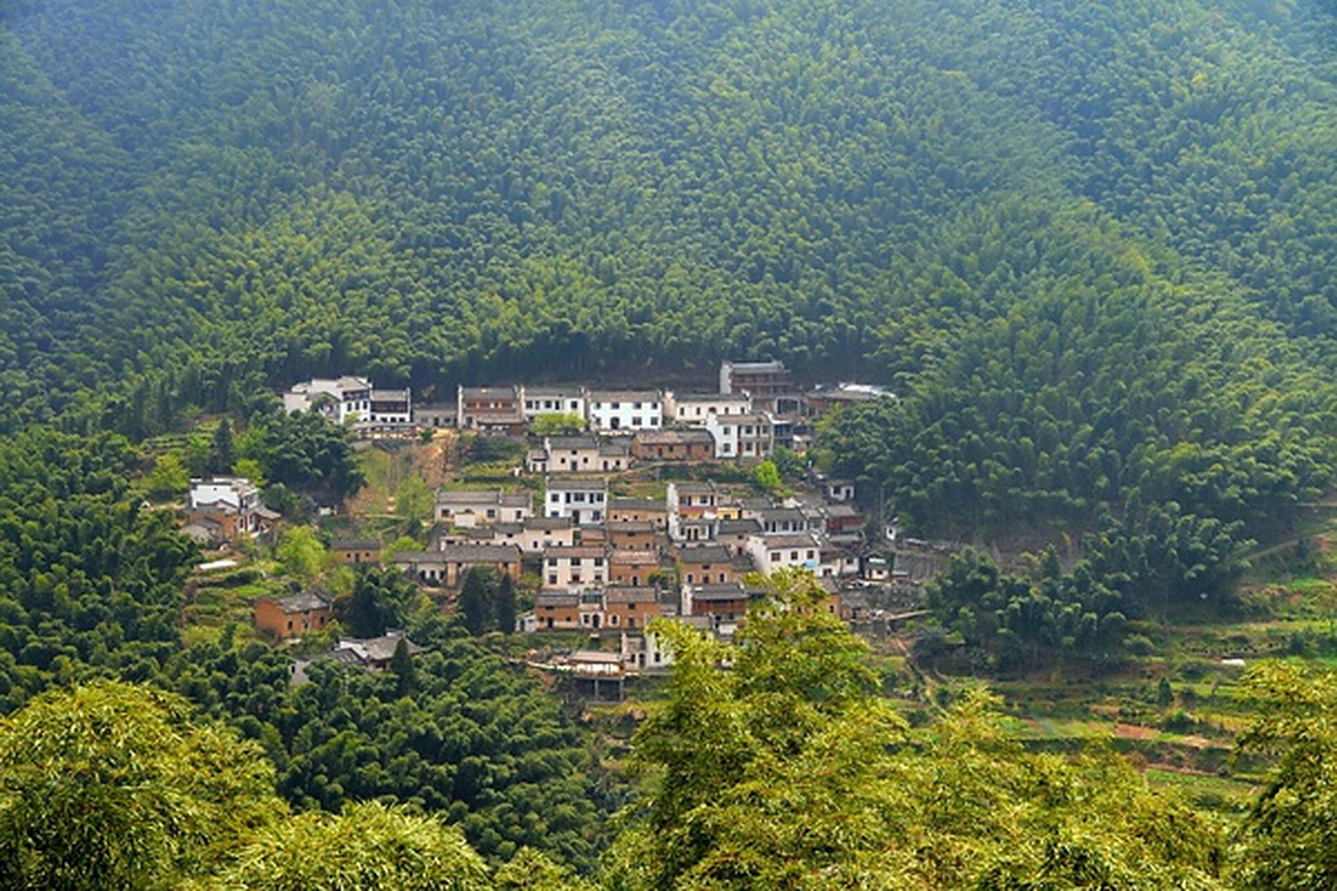 栗木坑村位于上饶婺源江湾镇,是一个非常静谧祥和的村落.